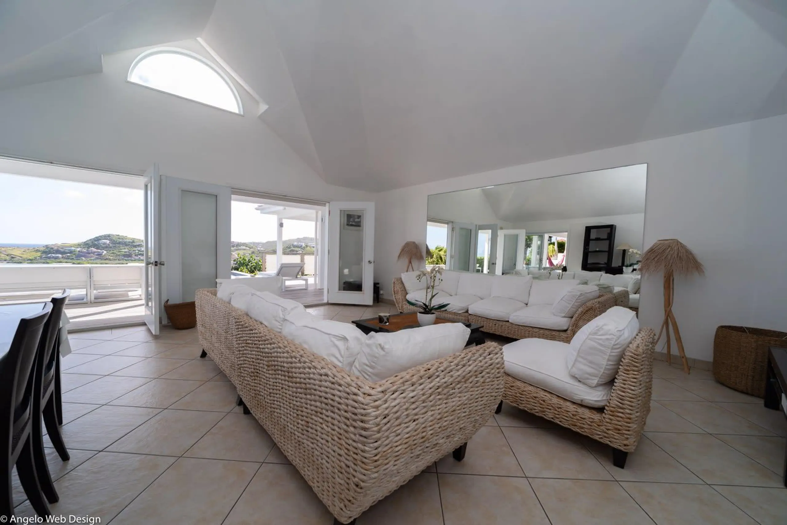 Tranquil 4BR Haven with Breathtaking Ocean and Hill Views — photograph 8
