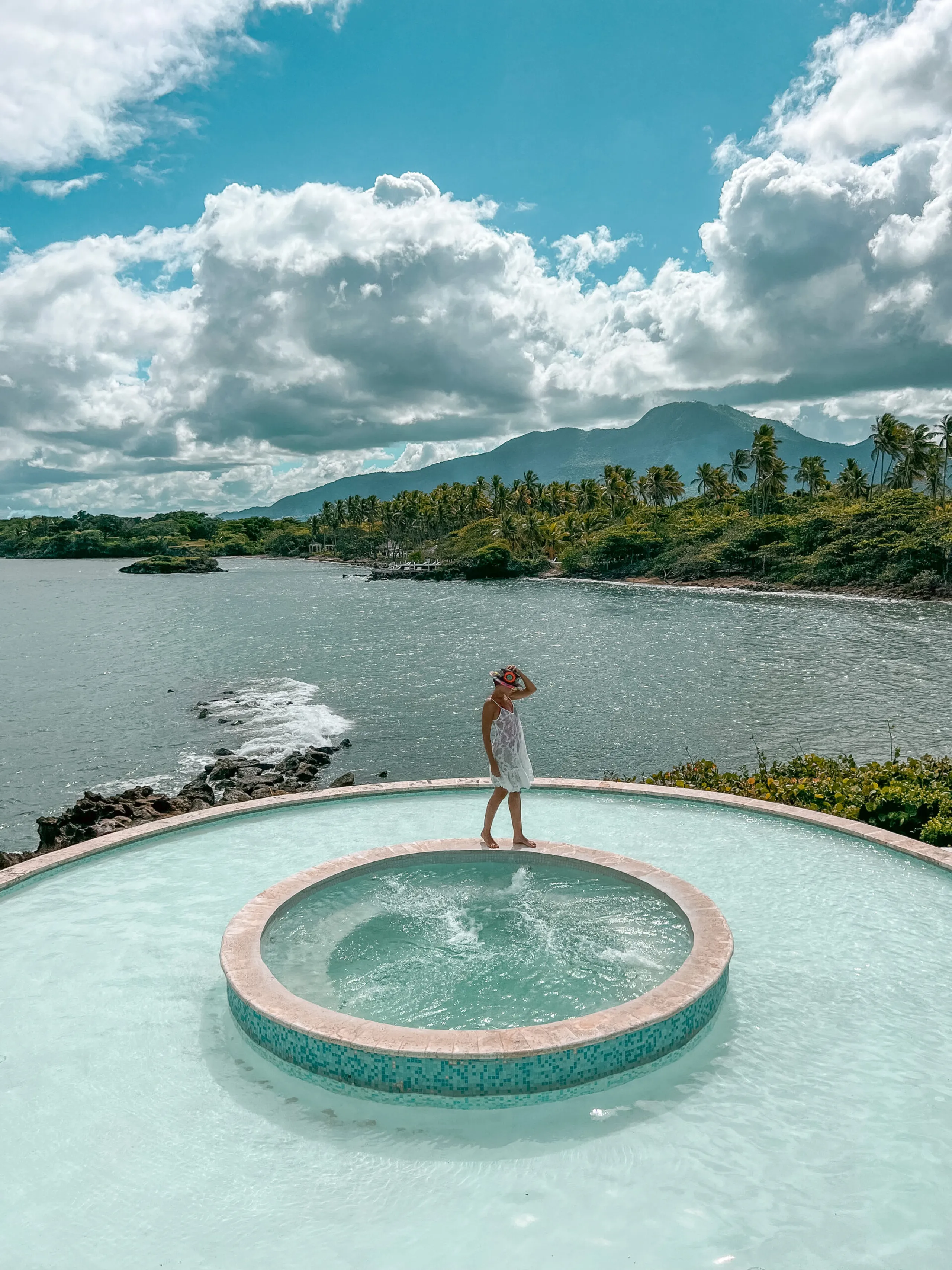 Luminous Beachfront Getaway with Infinity Pool, Jacuzzi and Spectacular Sunset Views — photograph 3
