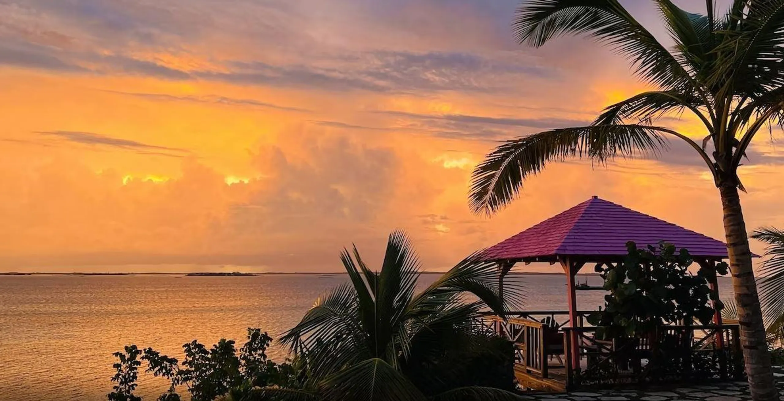 Breathtaking Waterfront Estate with Pool and Exclusive Private Beach — photograph 10