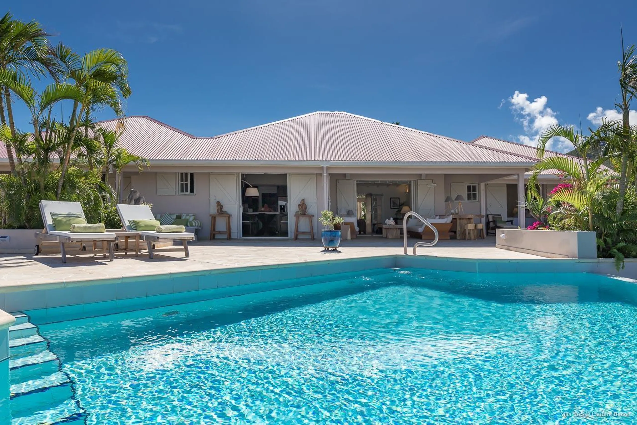Breathtaking Seaside Villa with Private Pool and Covered Patio — photograph 4