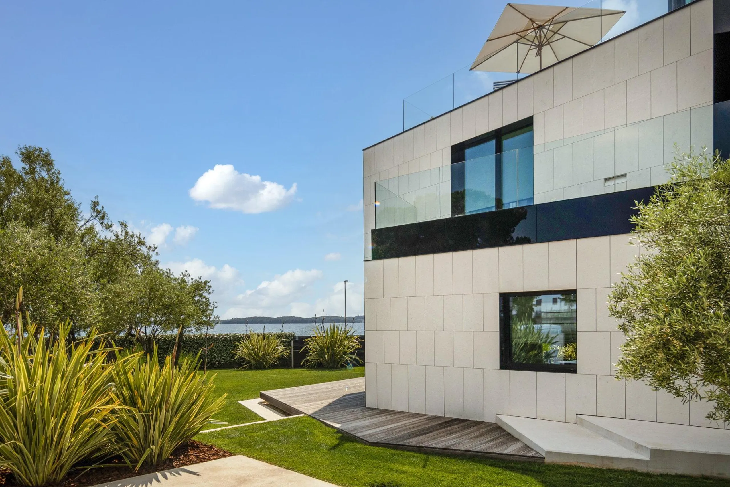 Extraordinary Beachfront Villa with Private Pool, Sauna and Sea Views — photograph 6