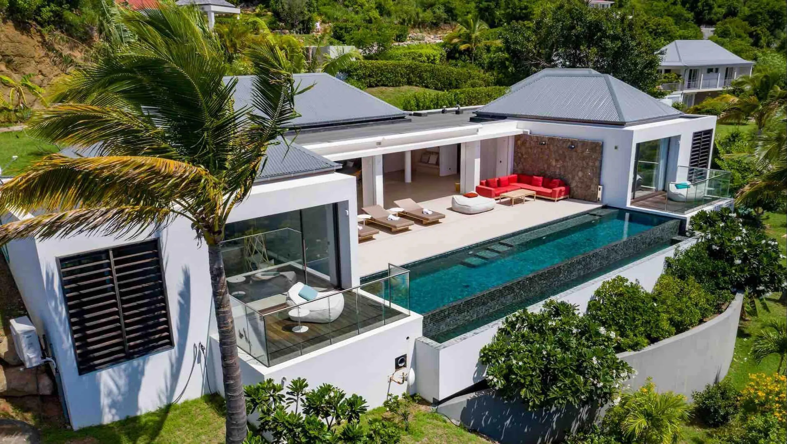 Lavish Caribbean Villa: Mesmerizing Views, Infinity Pool, and Sunset Magic, Colombier