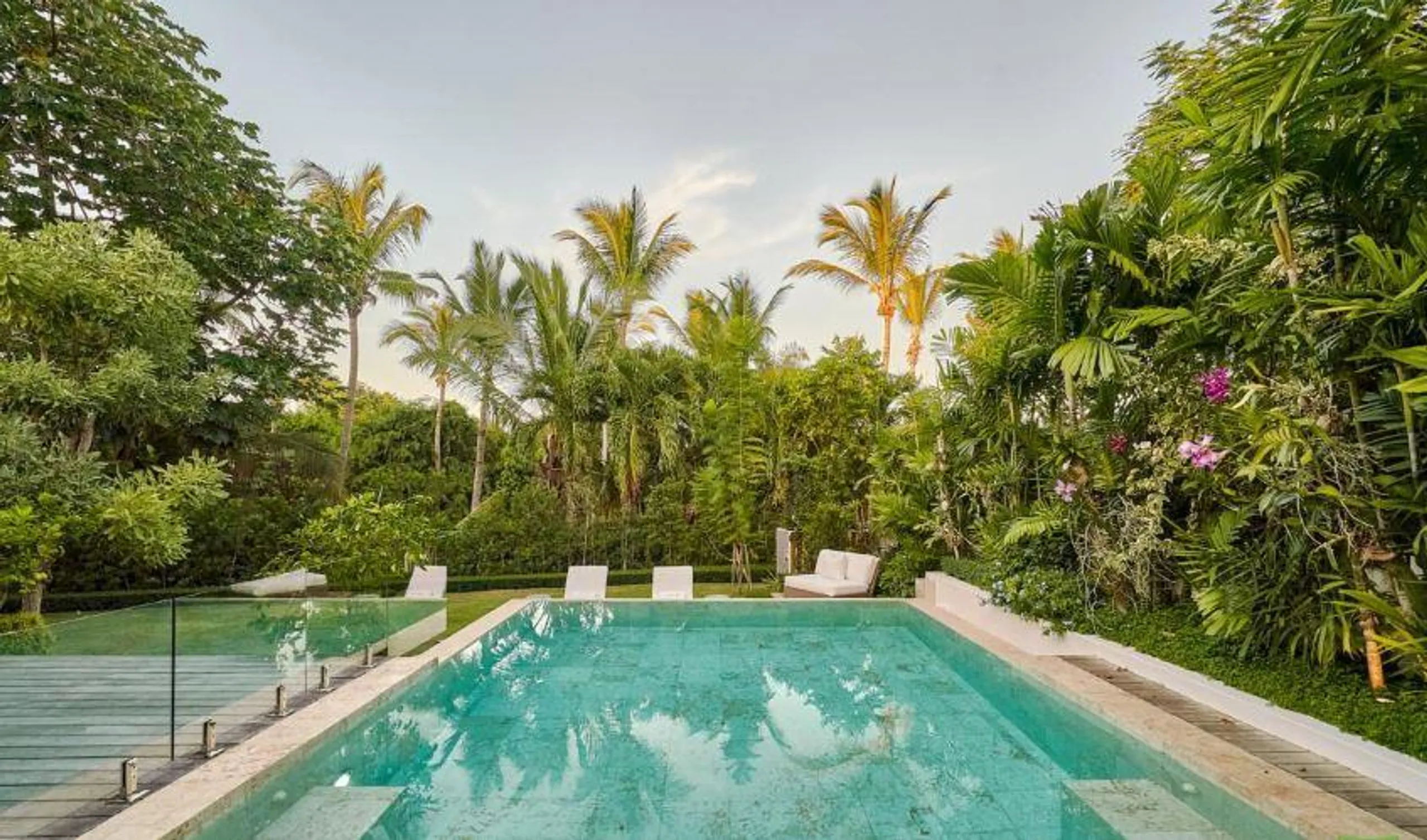 Sophisticated Villa with Private Heated Infinity Pool and Proximity to the Marina — photograph 3