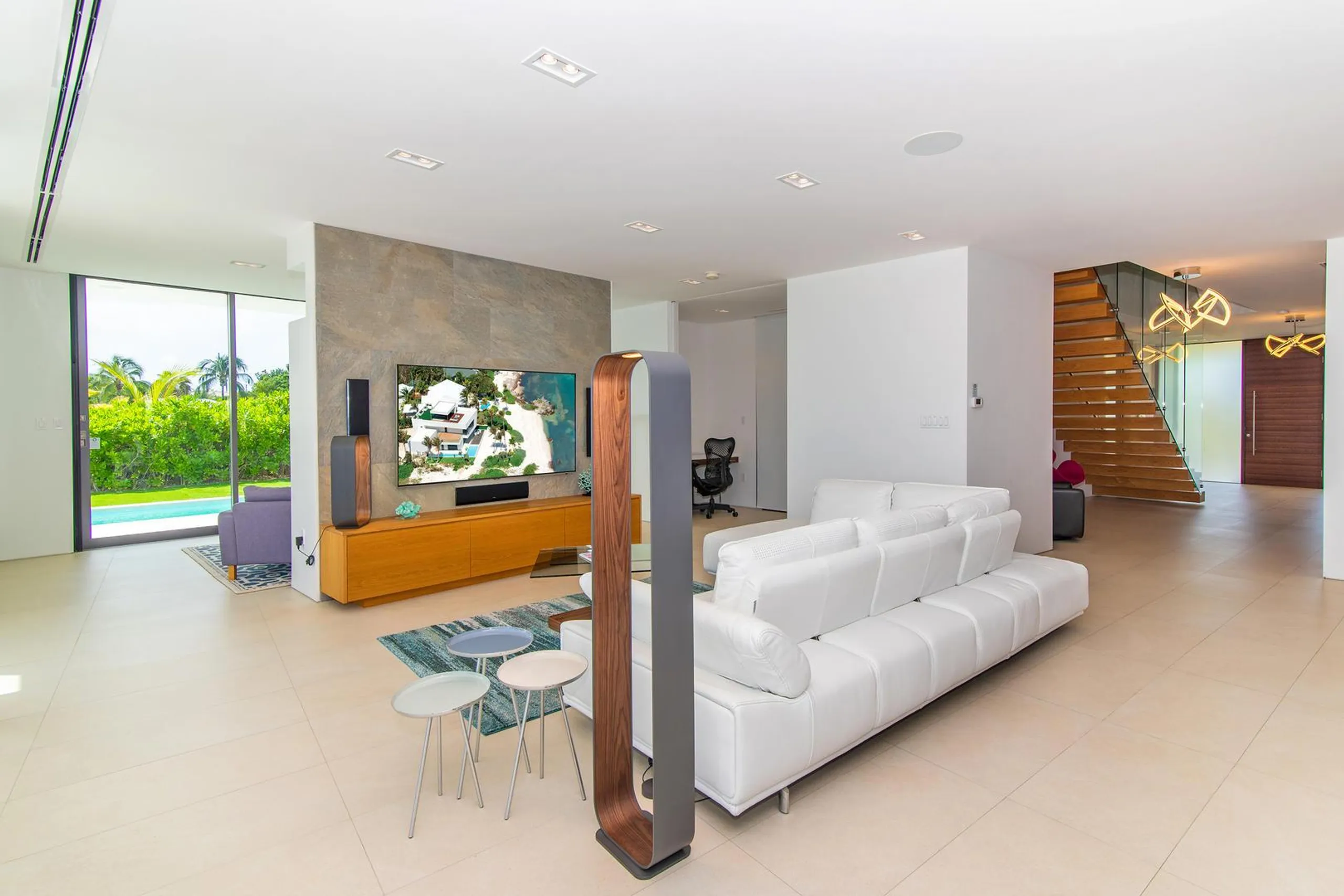 Modern Beachfront Estate with Private Resort Pool and Beach — photograph 10
