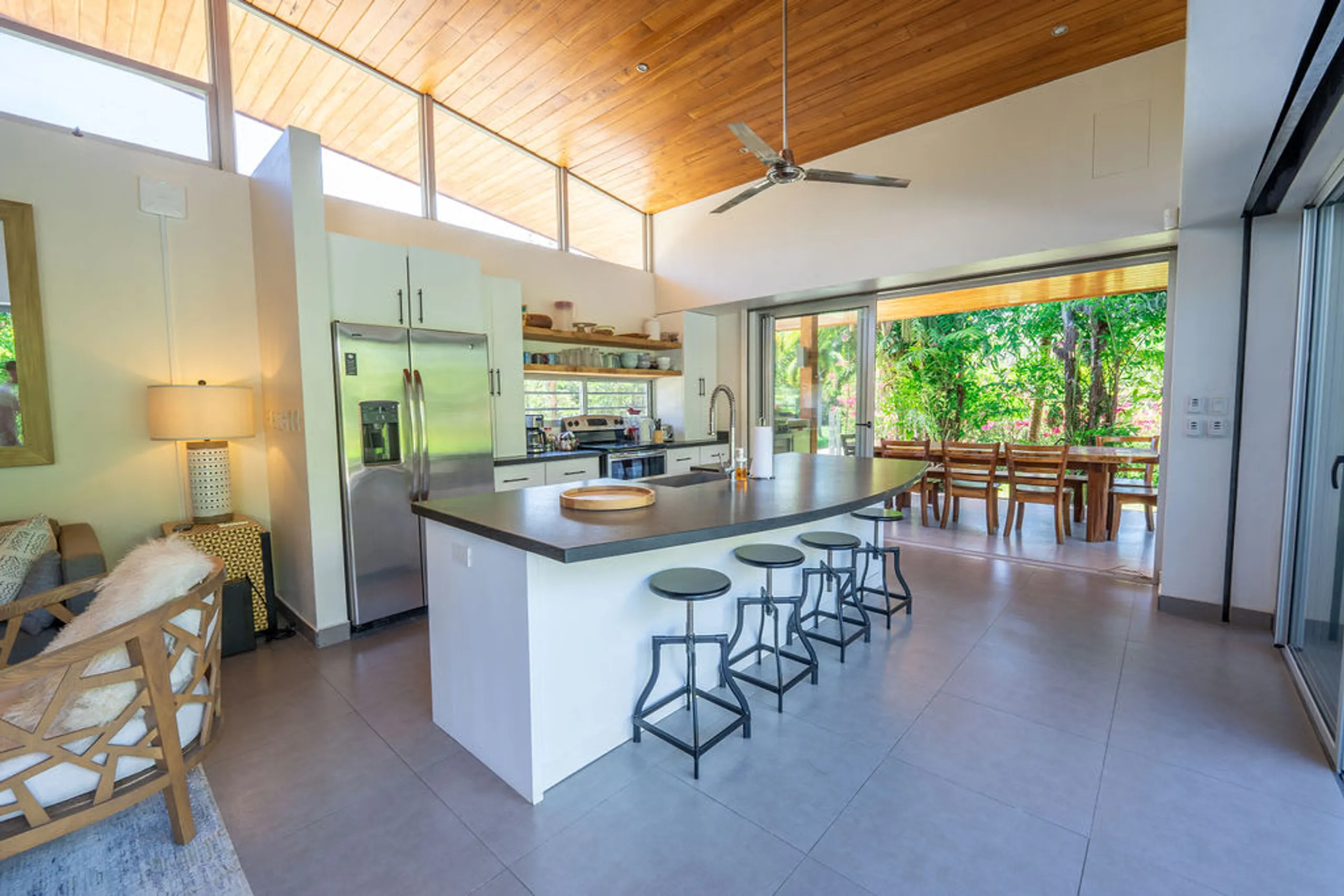 Exquisite Modern Villa with Private Pool, Steps from the Beach — photograph 11