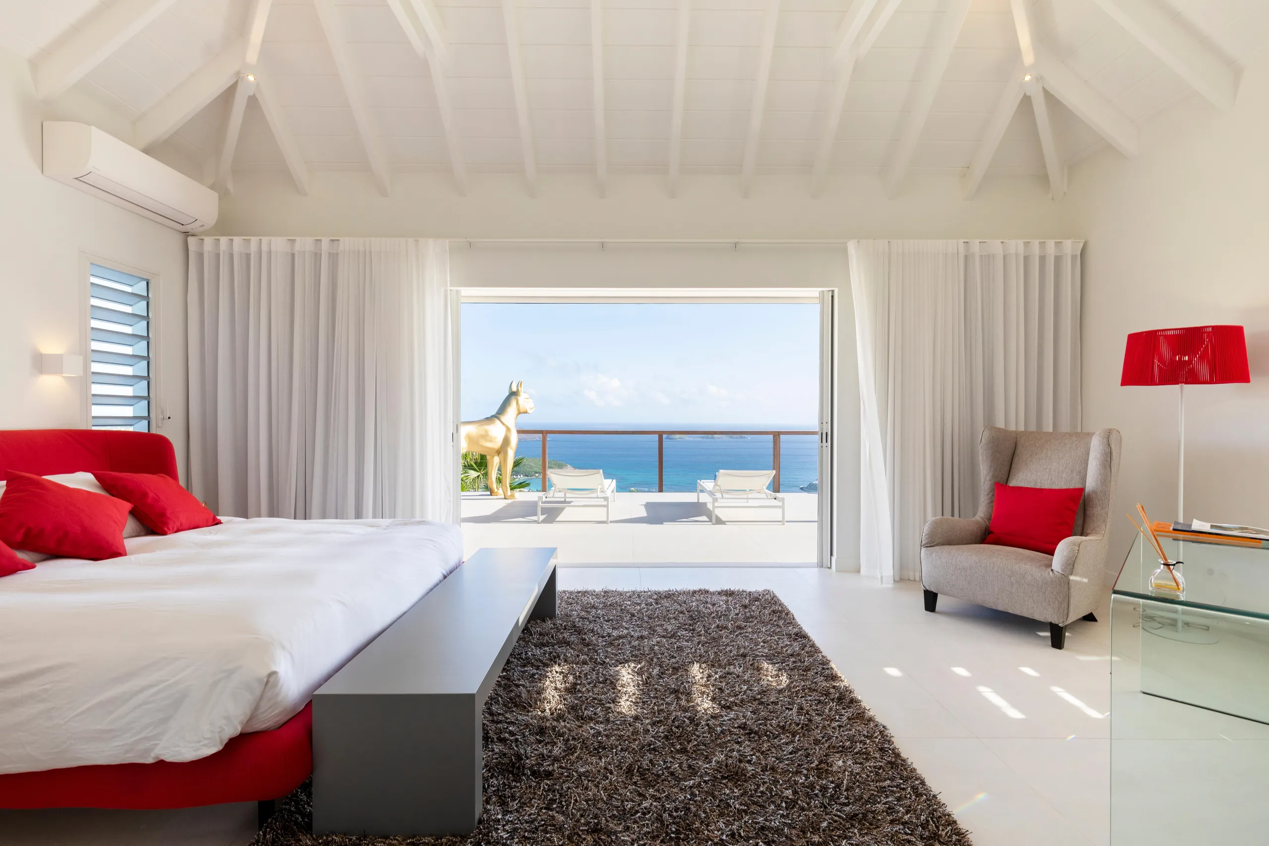 Lavish Seaview Villa with Infinity Pool and Fitness Room — photograph 6