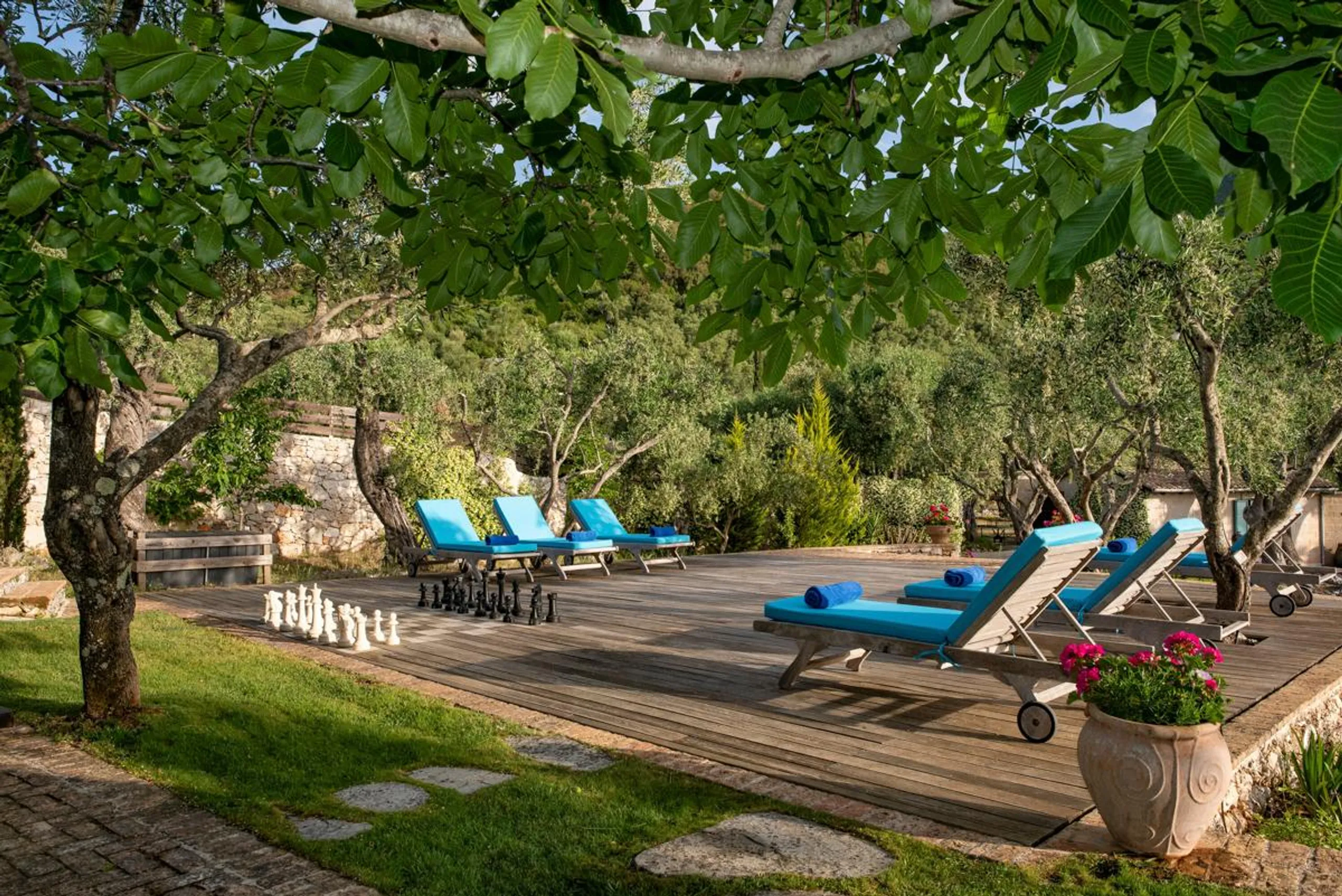 Enchanting Contemporary Villa with Infinity Pool and Dazzling Coastline Views — photograph 12