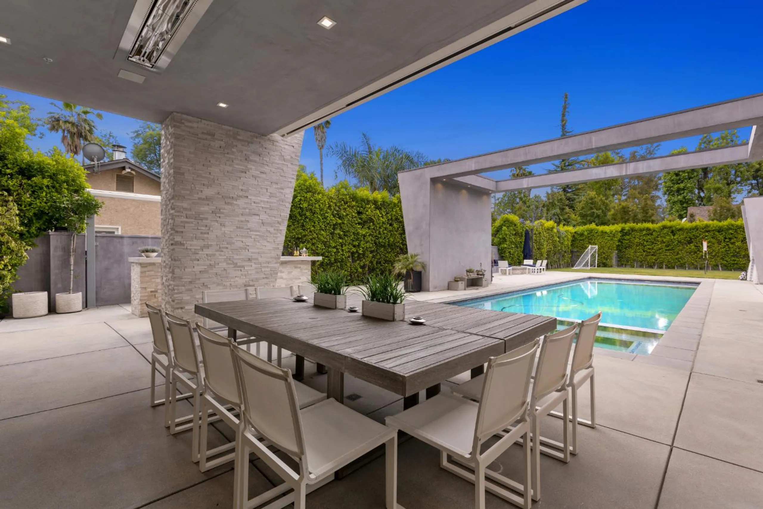 Modern Contemporary Villa with Private Pool and Luxury Lounge — photograph 4