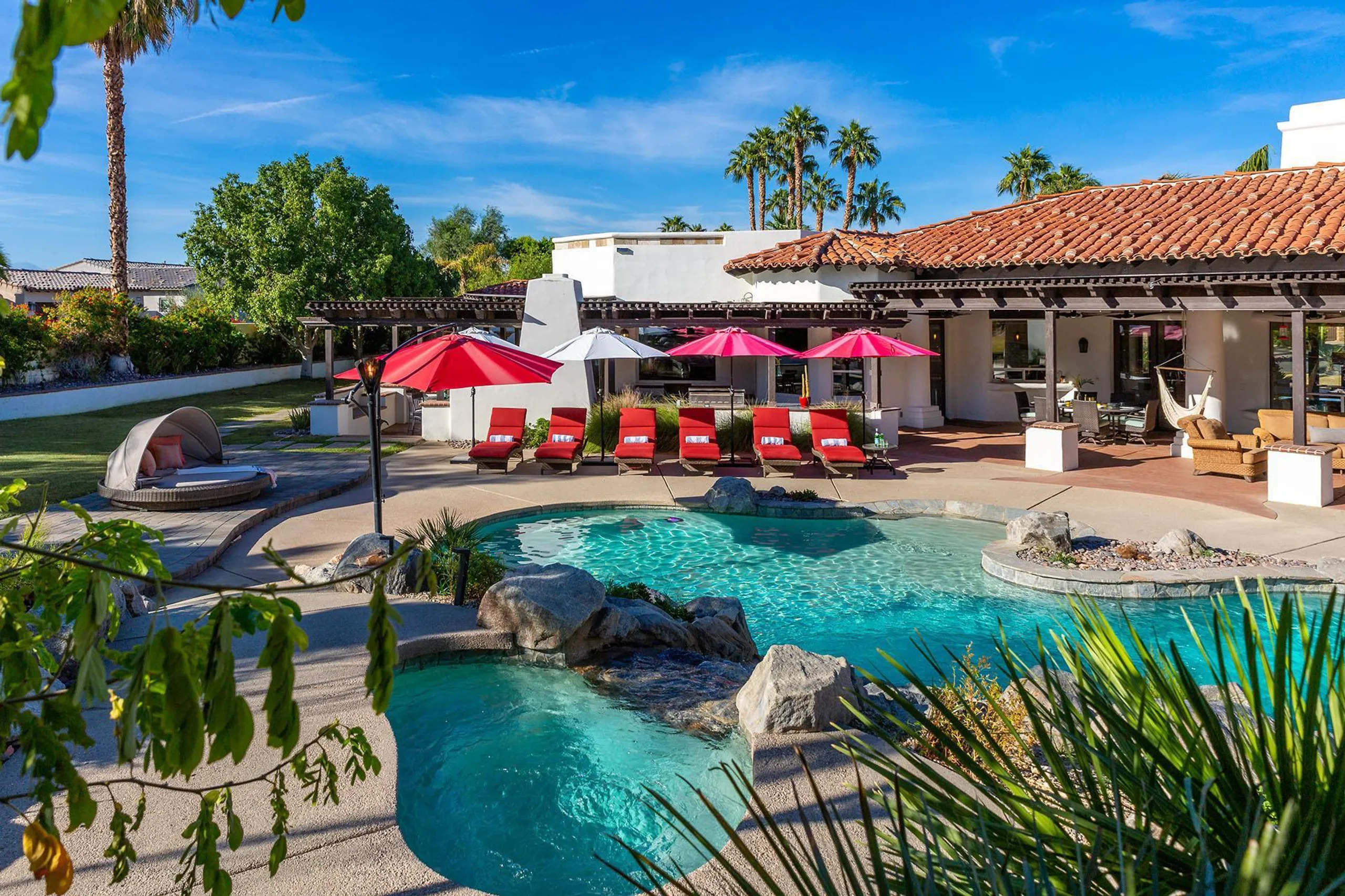 Private Paradise Villa with Resort Style Pool and BBQ Pavilion — photograph 2