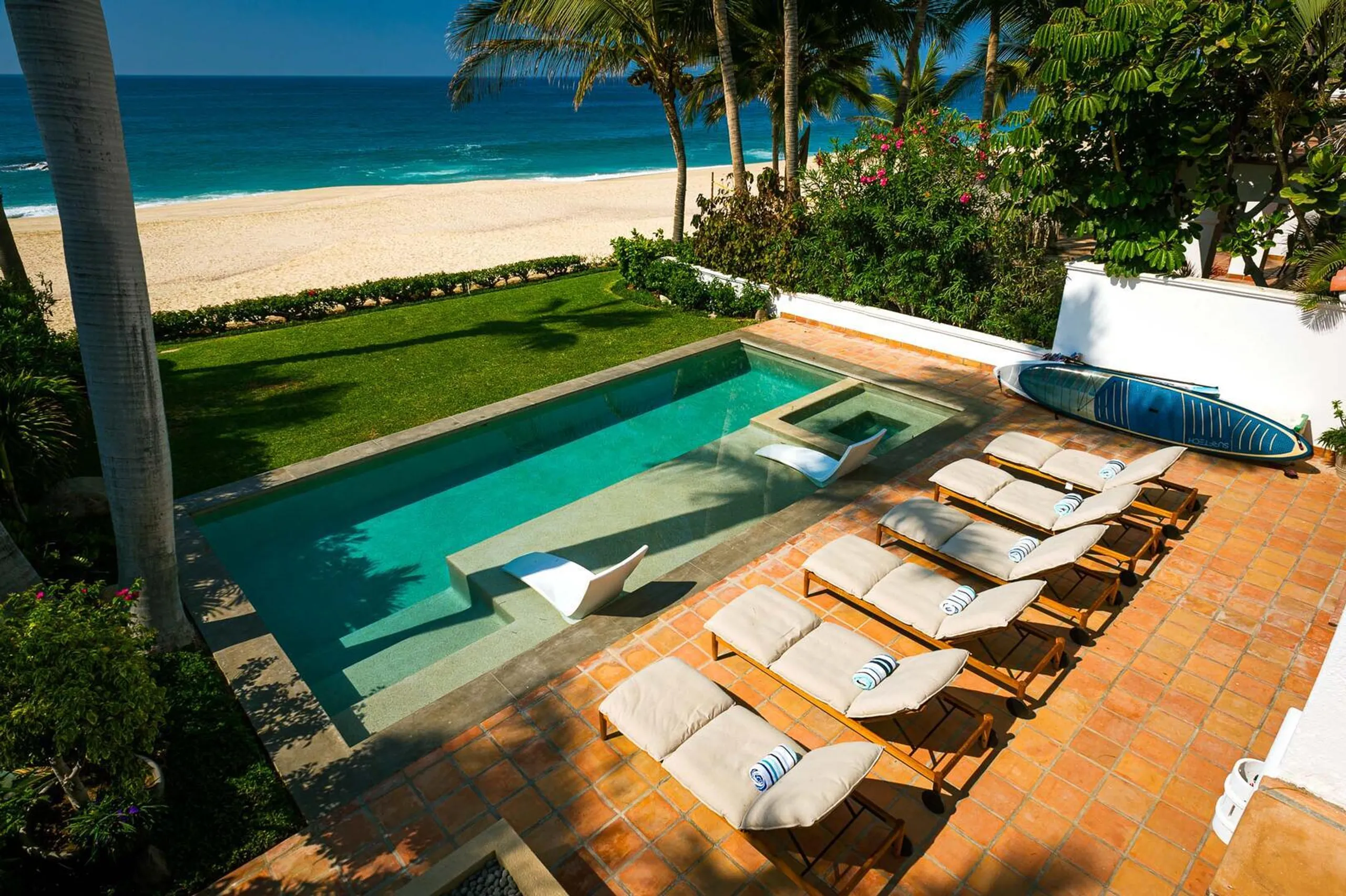 Designer Beachfront Villa with Private Infinity Pool & Outdoor Oasis — photograph 9
