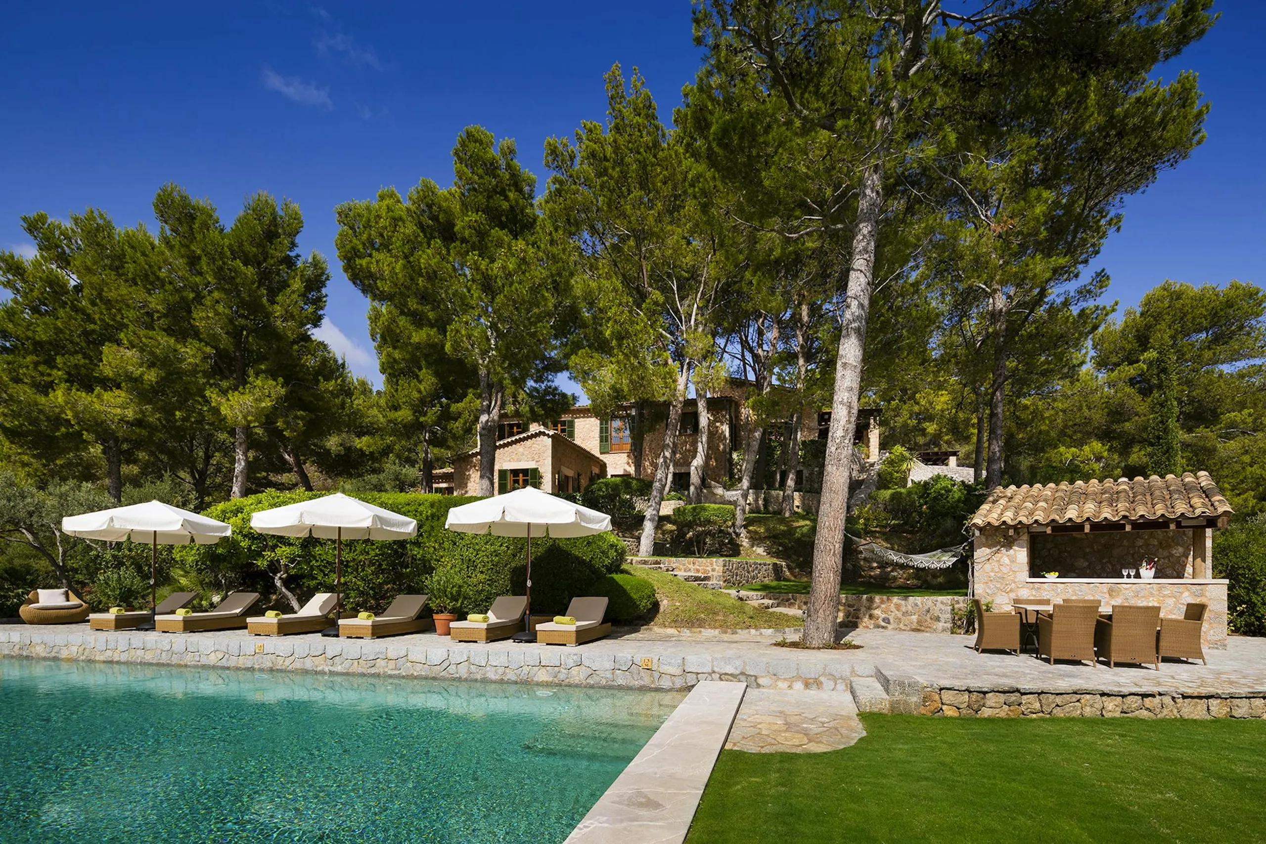 Alluring Spanish Villa with Private Pool and Garden Grounds — photograph 2