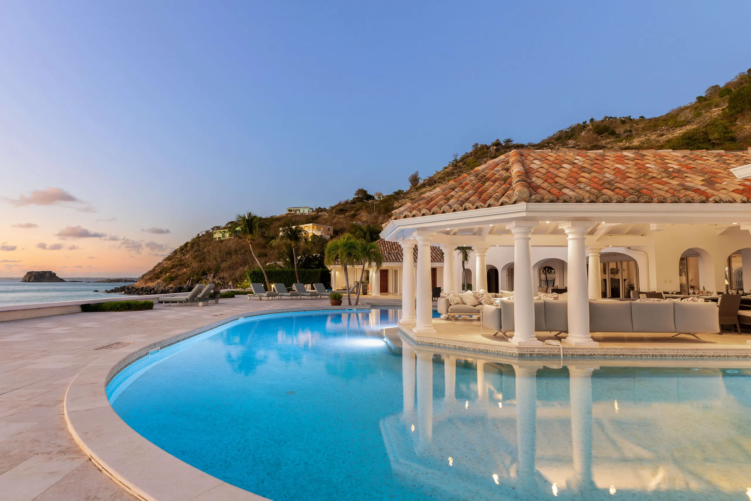 Seafront Luxury Villa in Grand Case with Pool, Jacuzzi & Private Studio — photograph 3