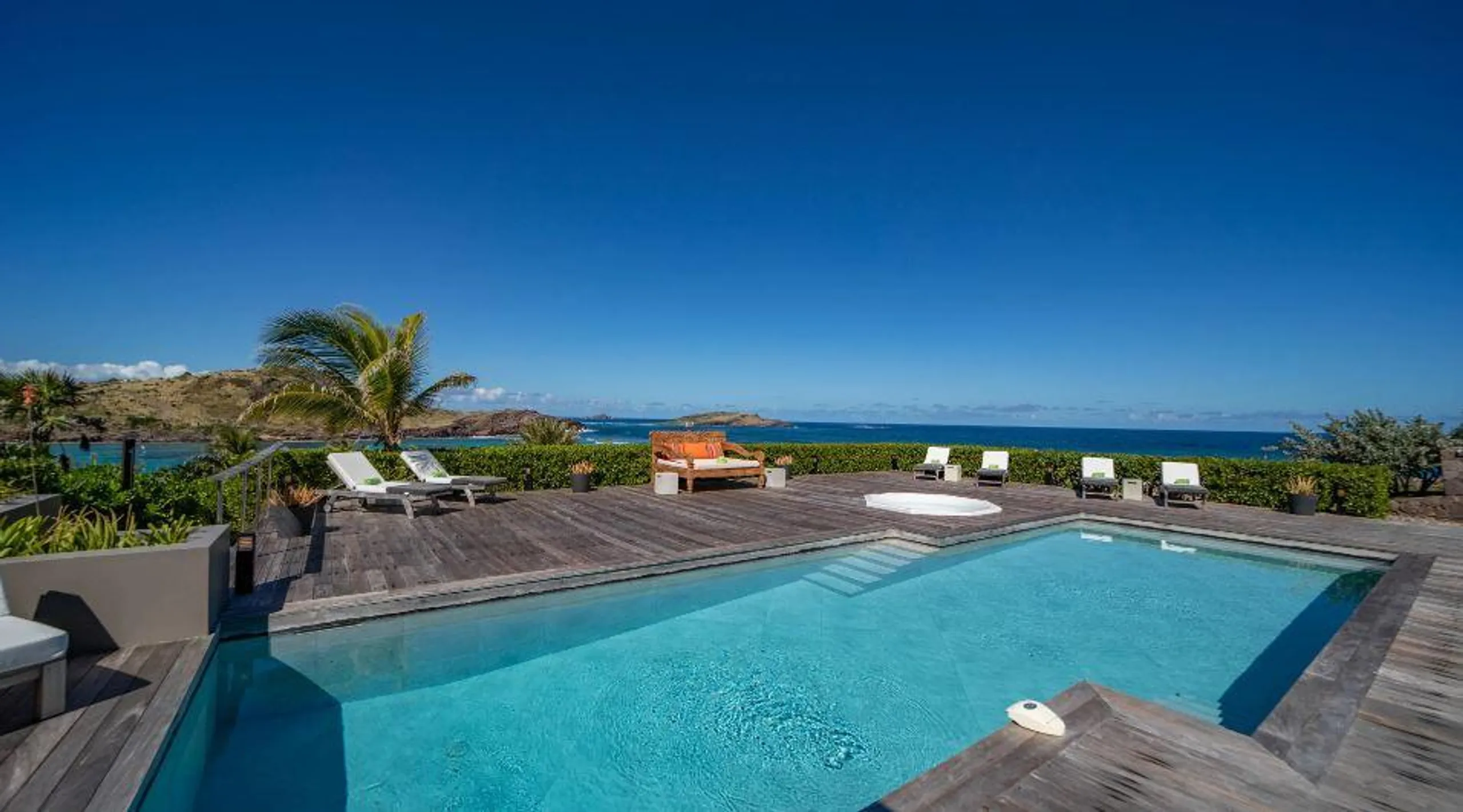 Majestic Seaside Villa with Private Pool and Hot Tub — photograph 4