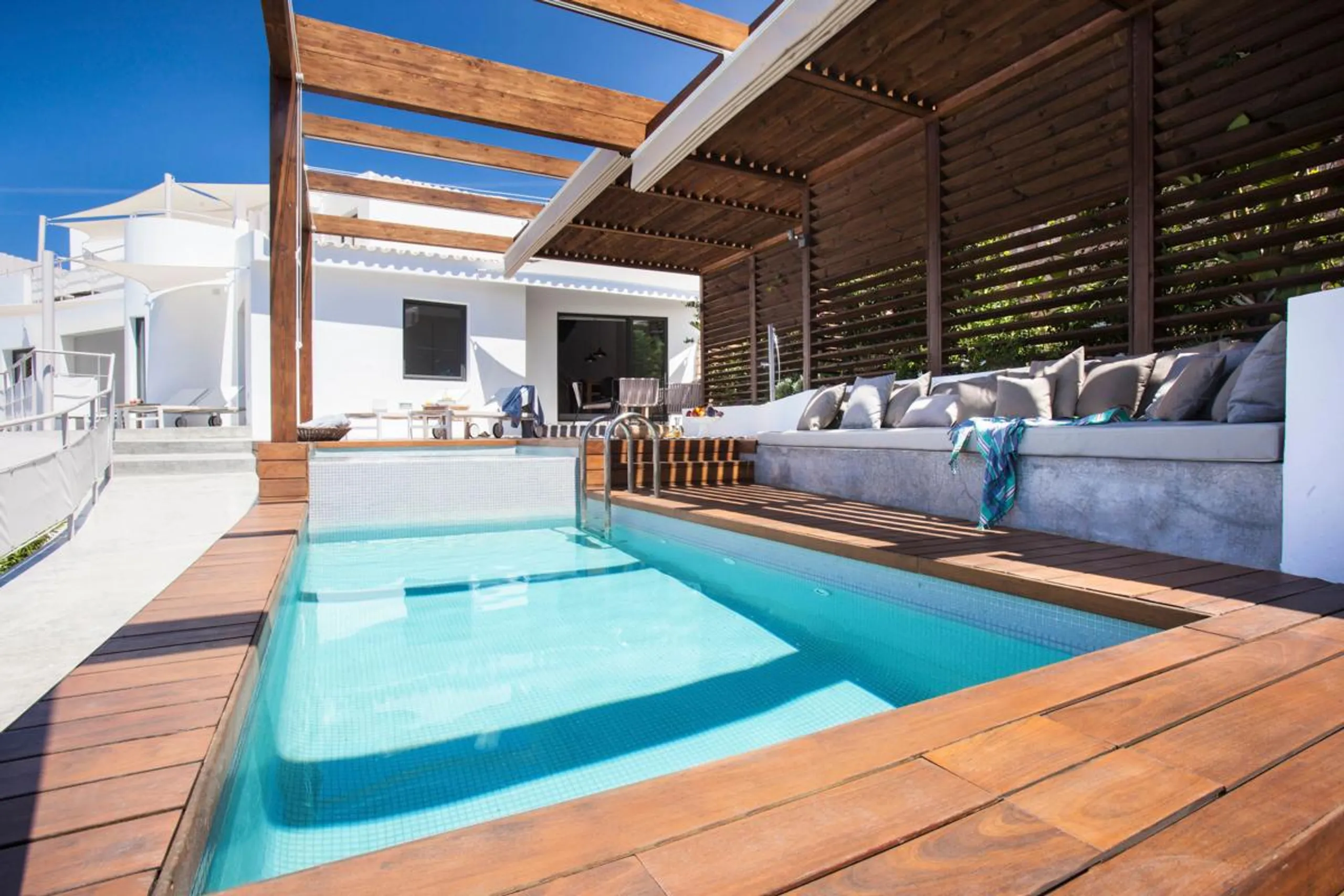 Ornate Contemporary Villa with Private Pool and Blue Sea Views — photograph 3