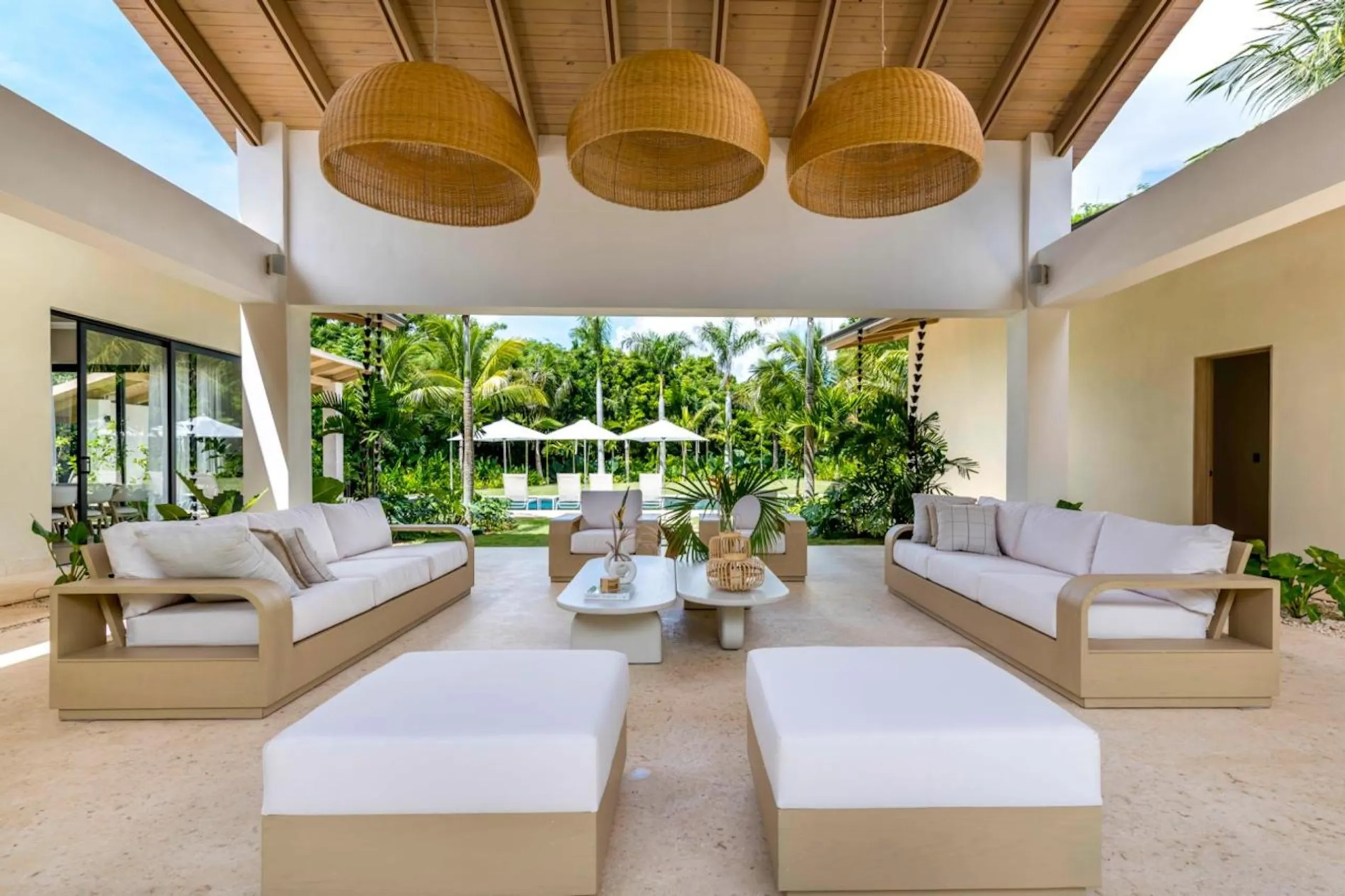 Premium Serenity Near Minitas Beach with Pool — photograph 4