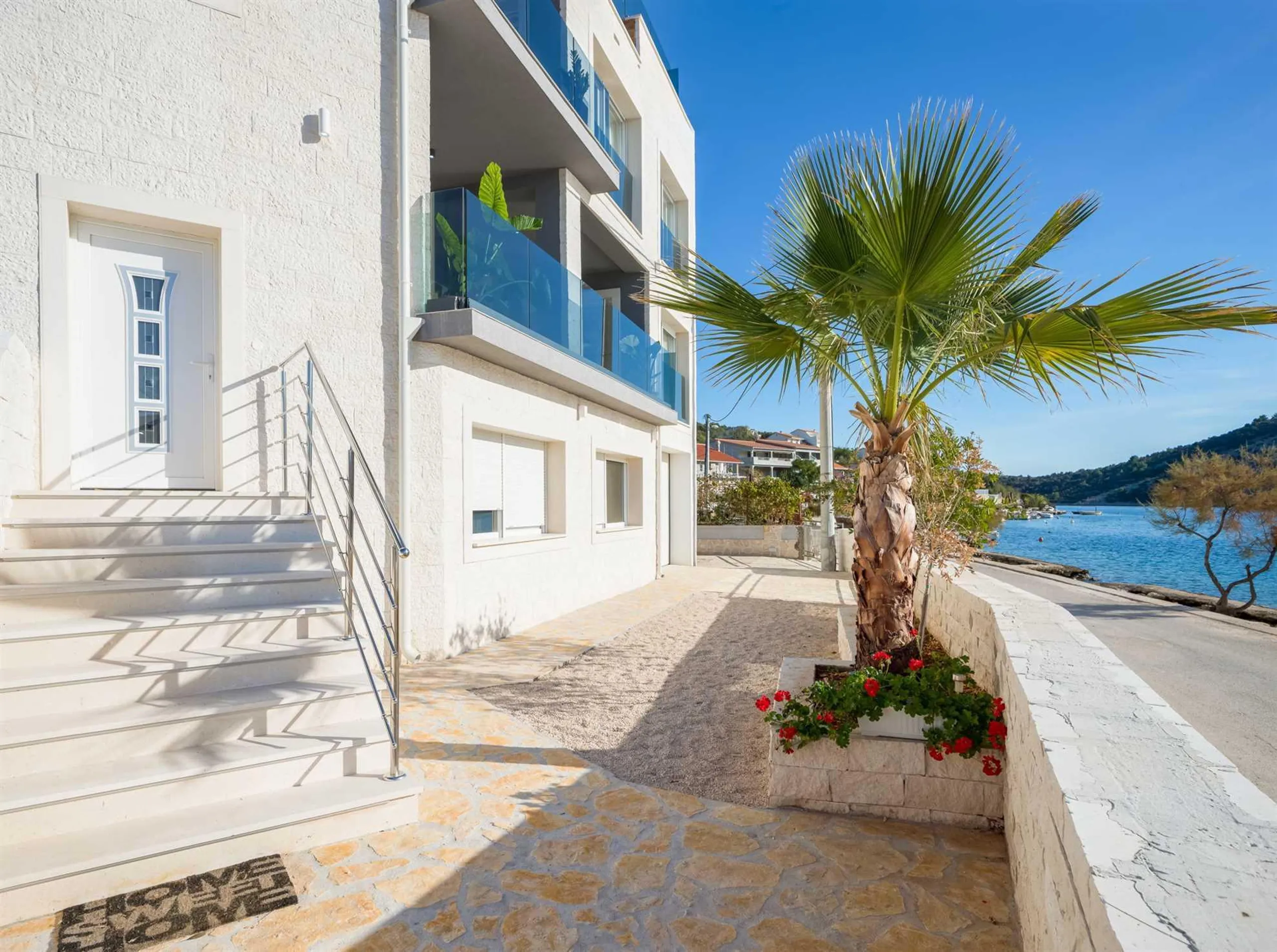 Beachfront Villa with Private Pool and Views of Crystal Clear Waters — photograph 10