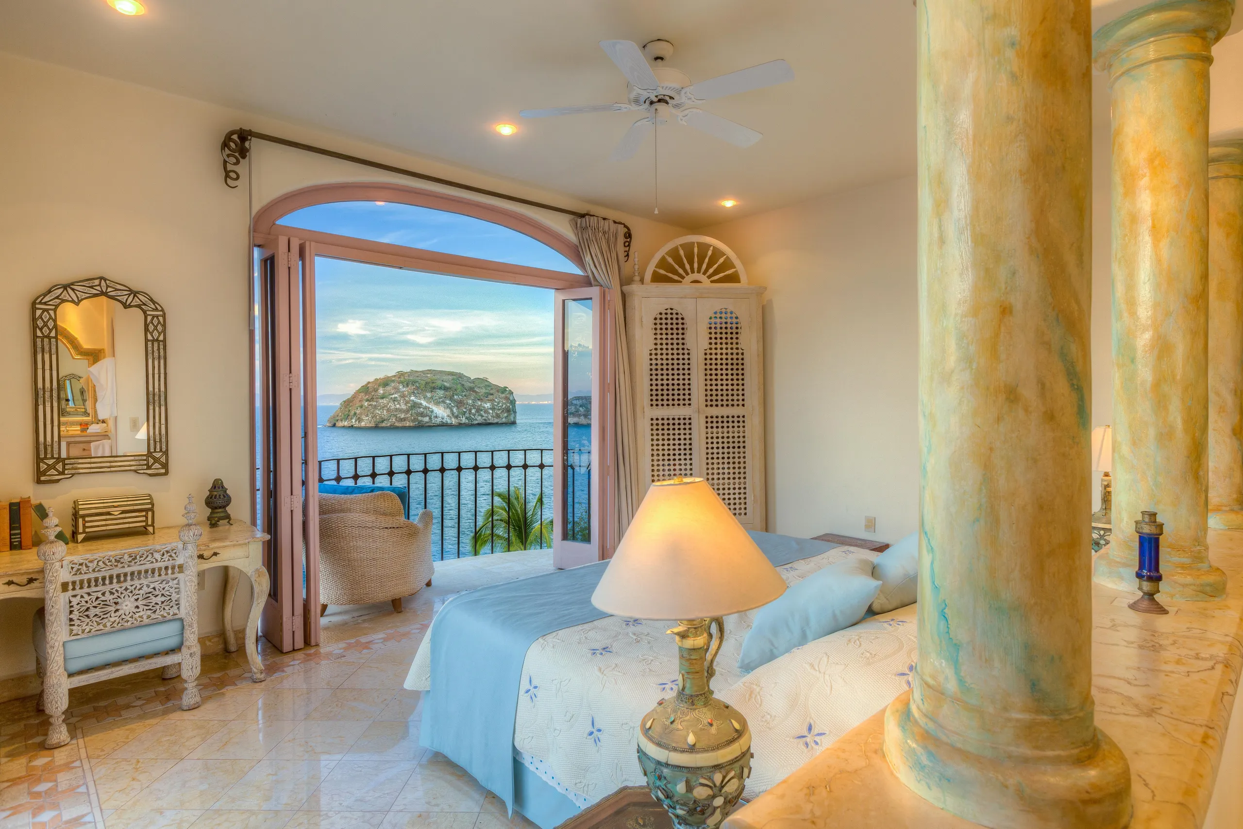 Elegant Cliffside Luxury Retreat with Infinity Pool and Ocean Views — photograph 10