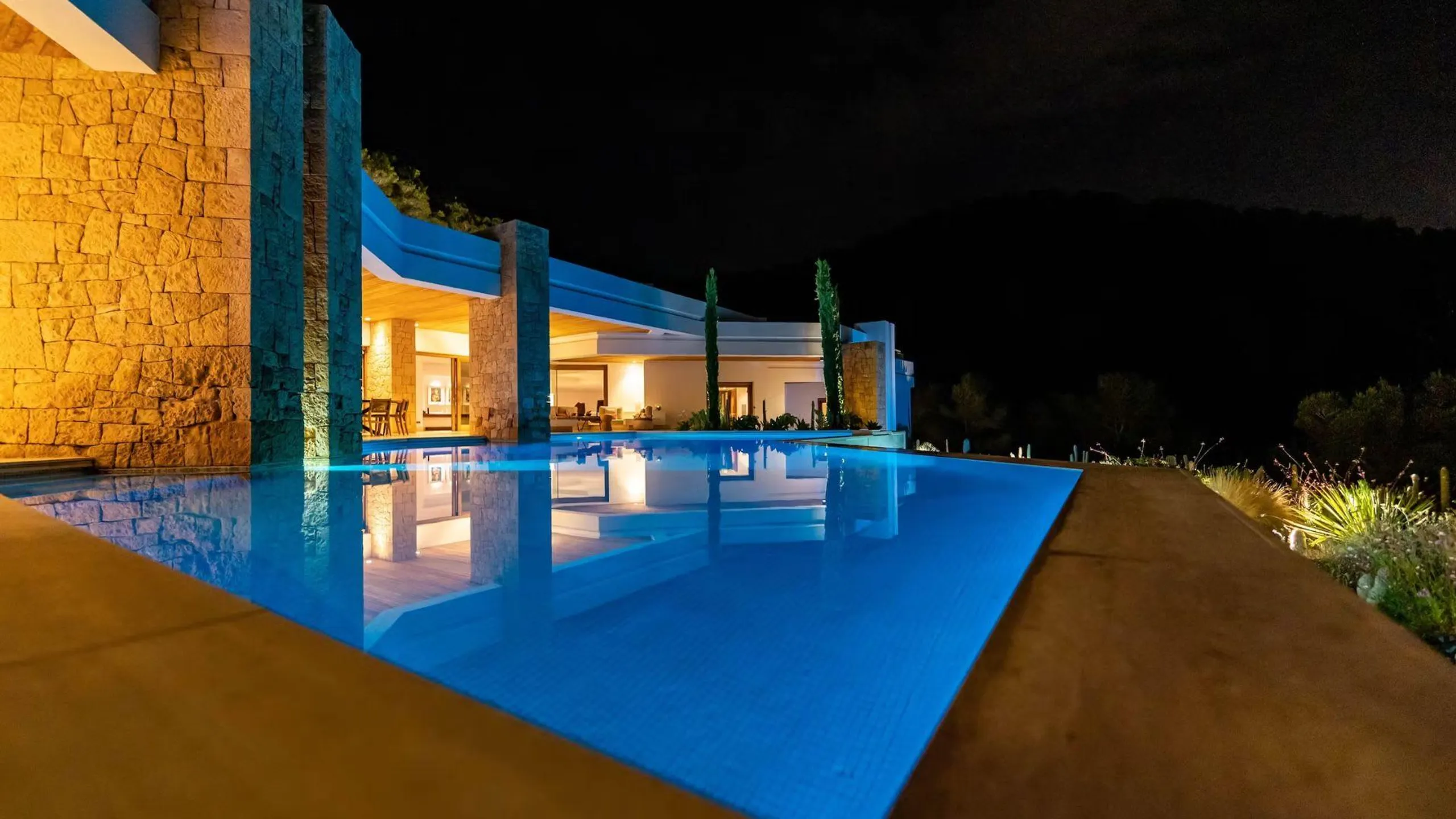 Secluded Luxury Villa with Infinity Pool — photograph 5