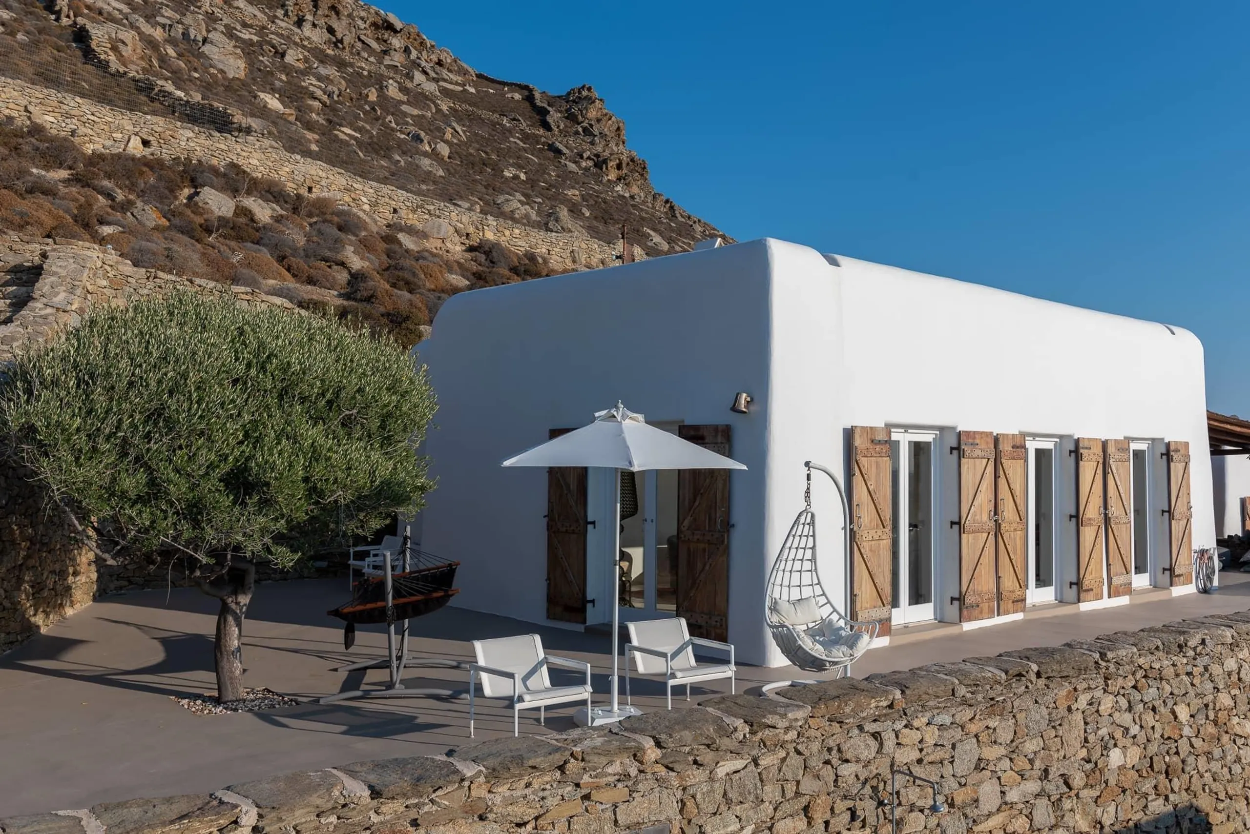Statuesque Seaview Villa in Mykonos with Waterfalling Pool and Jacuzzi — photograph 7