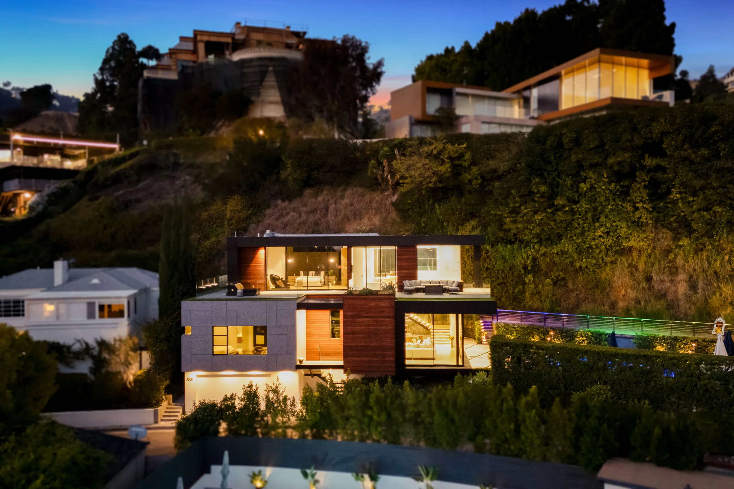 Refined Hollywood Hills Modern Villa with Artistic Details, Guest Suite & Sweeping Views — photograph 10