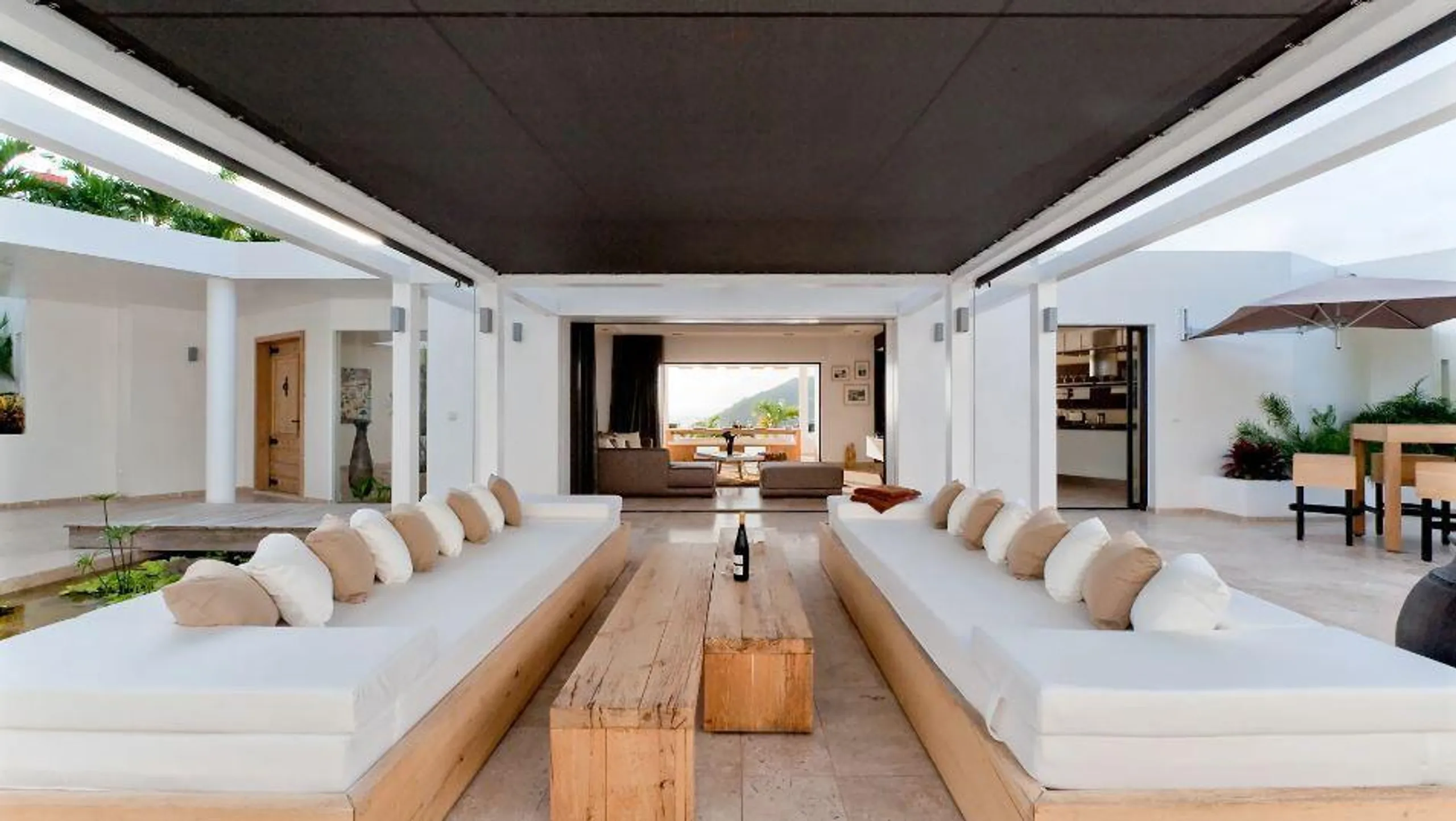 Majestic Luxe Villa with Infinity Pool and Jacuzzi Overlooking Gustavia — photograph 7