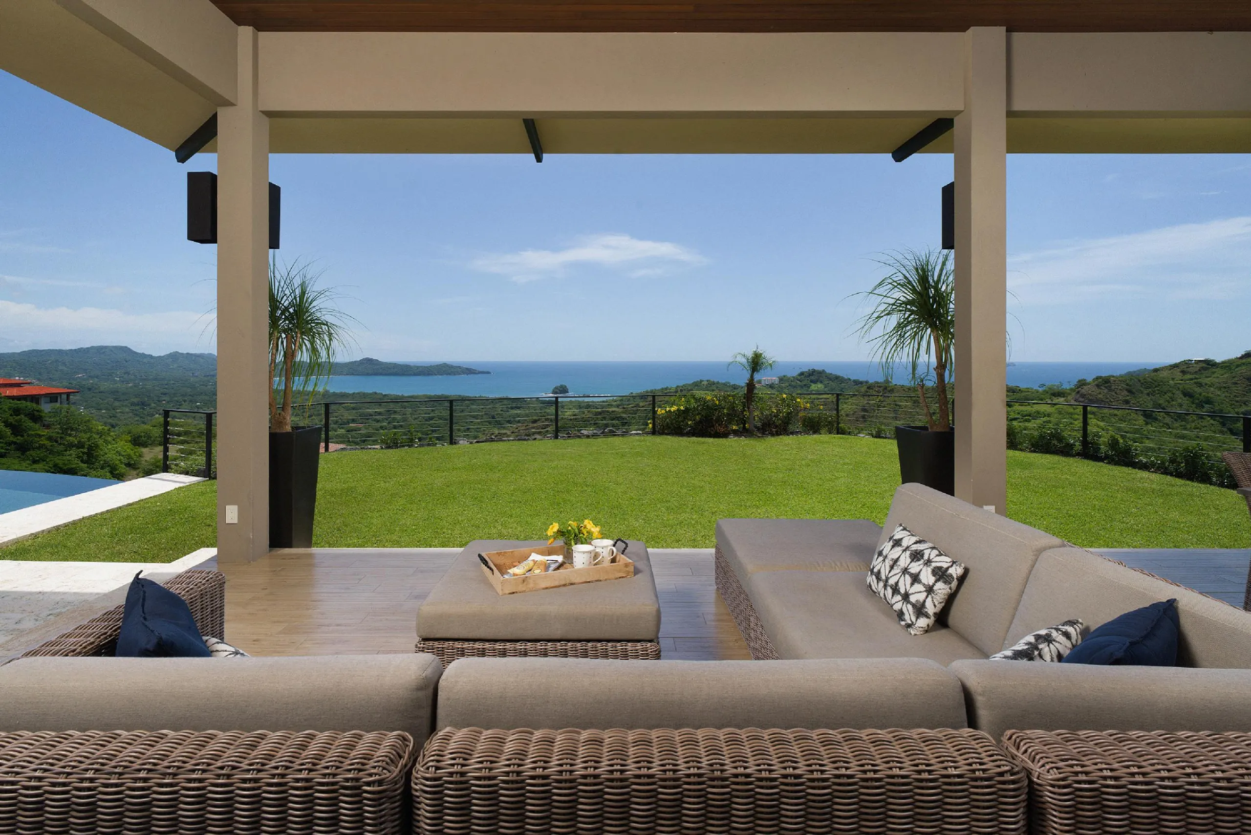 Majestic Oceanview Villa with Infinity Pool, Movie Theater, and Game Room — photograph 4