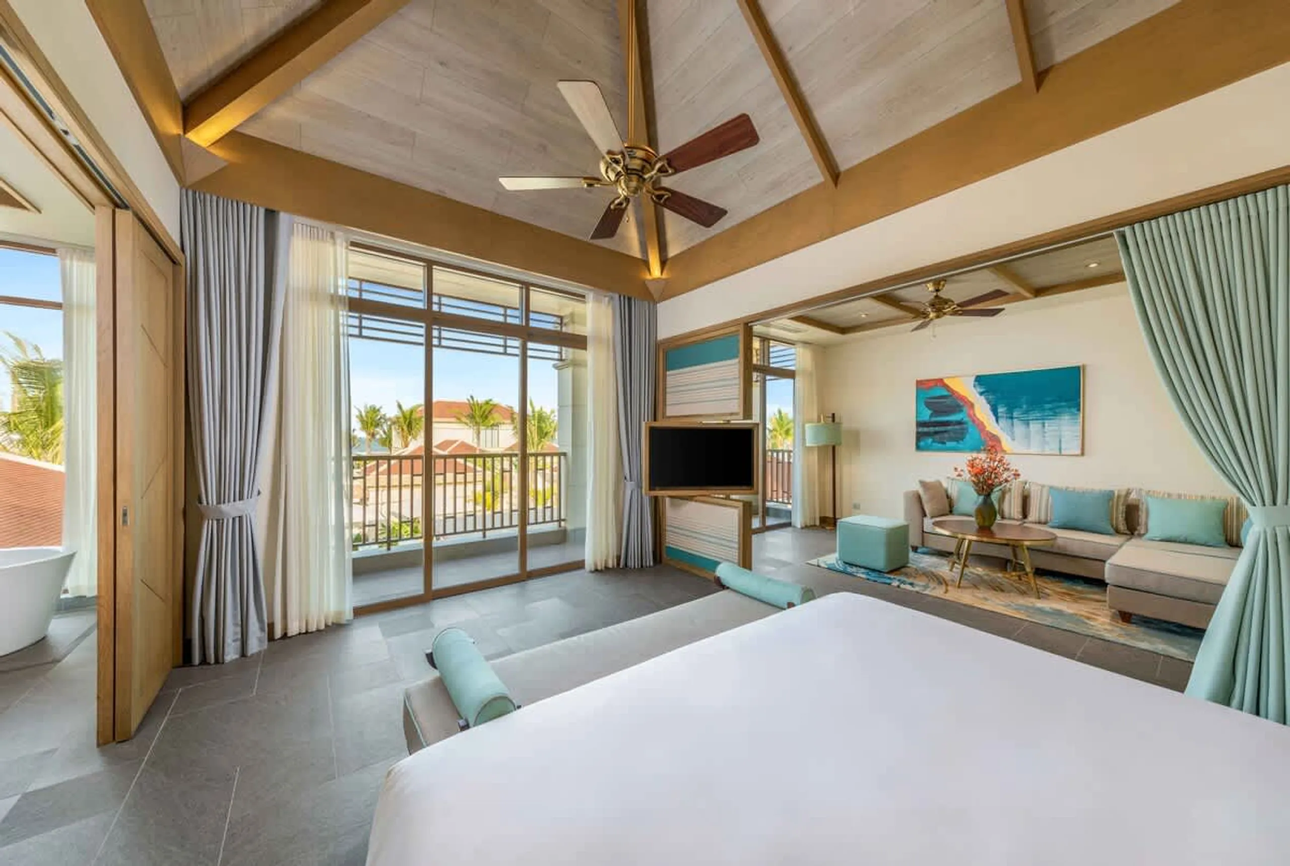 Luxurious Da Nang Getaway with Pool and Pristine Coastline — photograph 3
