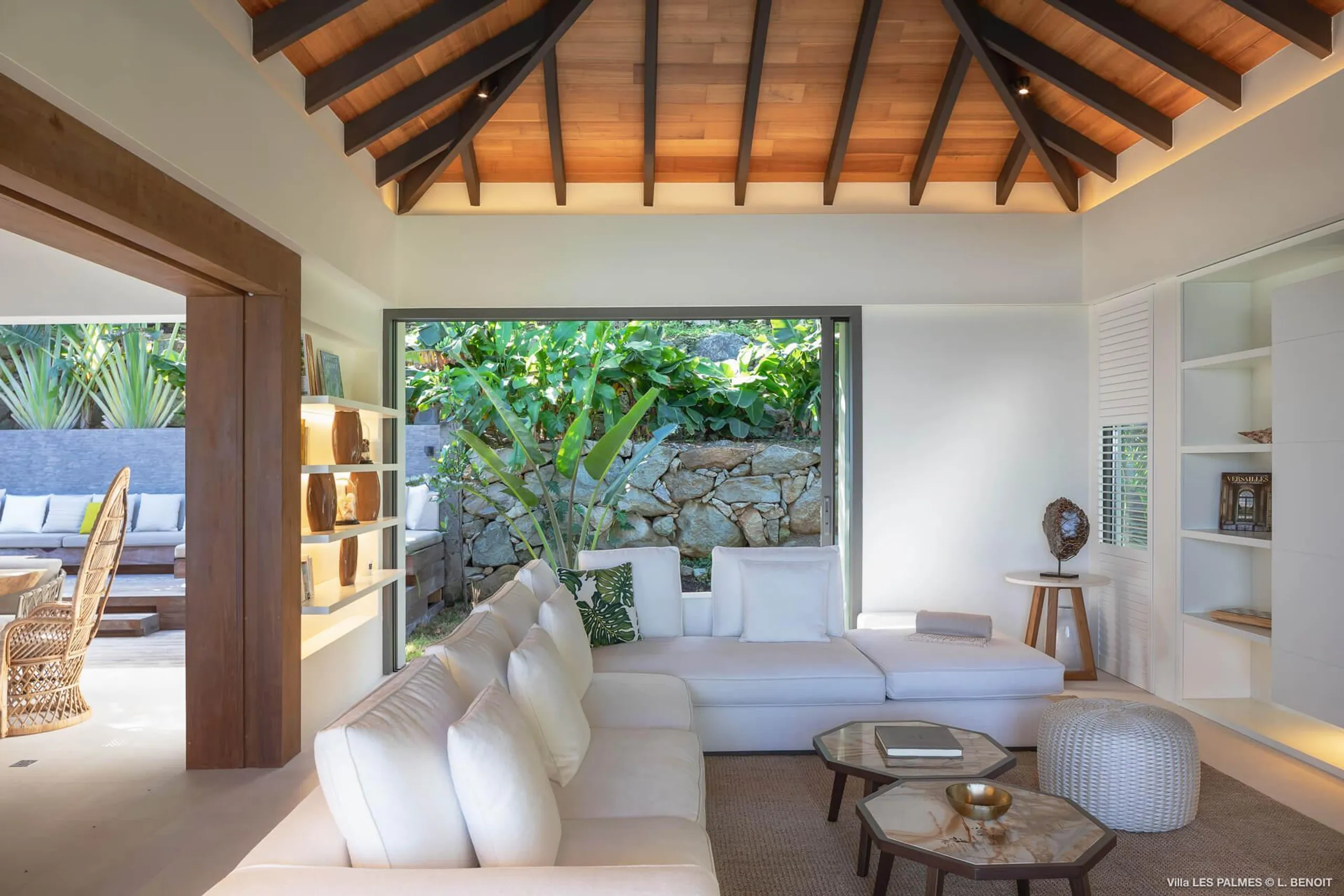Contemporary Luxe Villa with Infinity Pool and Panoramic Ocean Views — photograph 11
