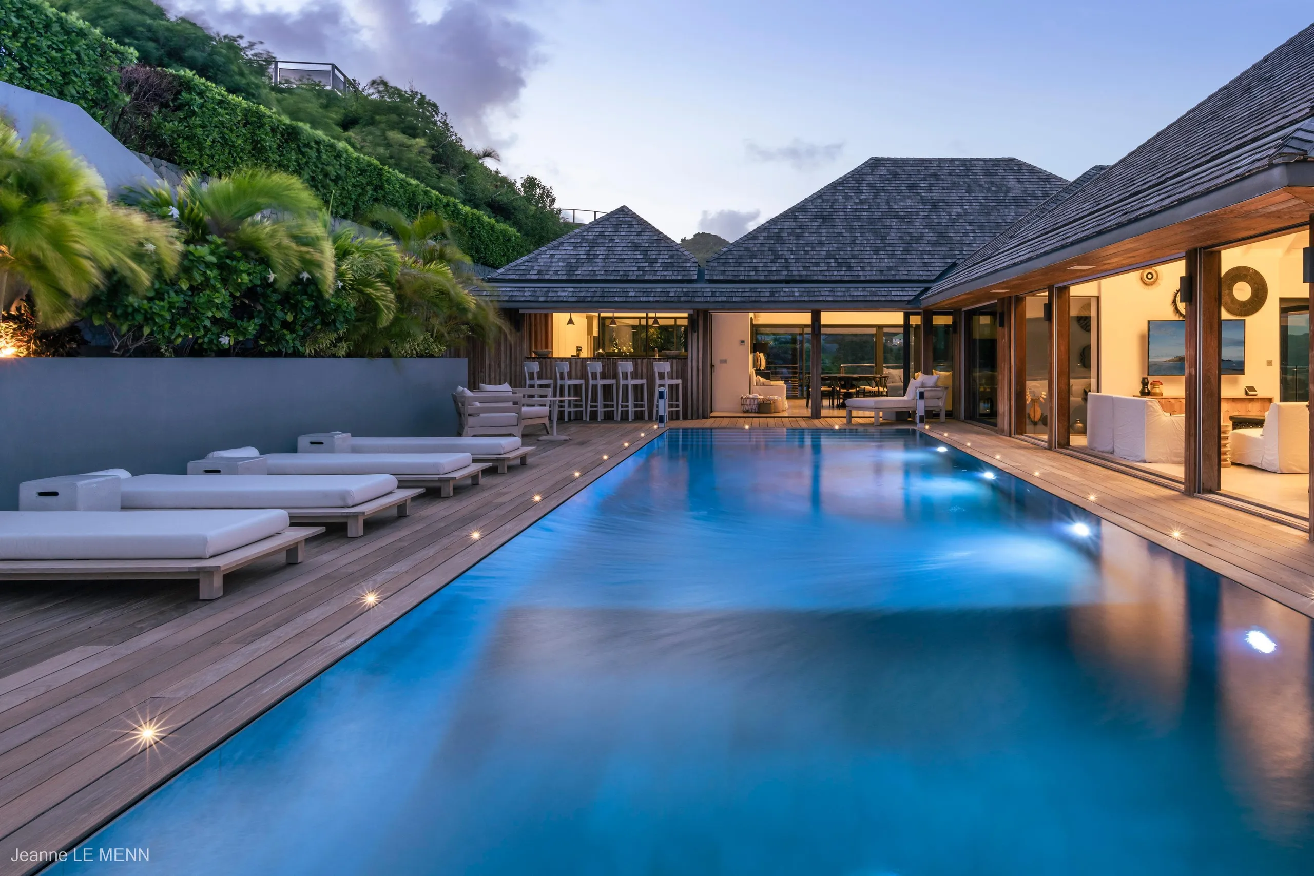 Palatial Beachfront Villa with Private Pool and Luxury Gazebo — photograph 12