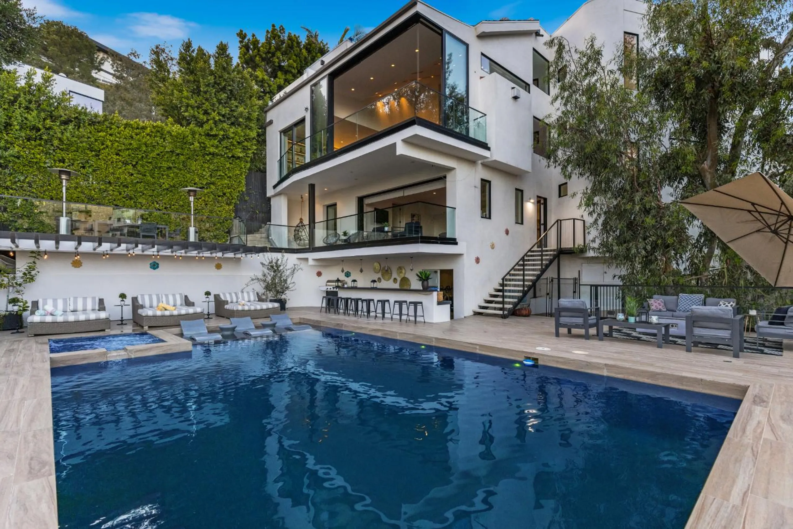 Modern Architectural Villa with Large Pool and City Views — photograph 2