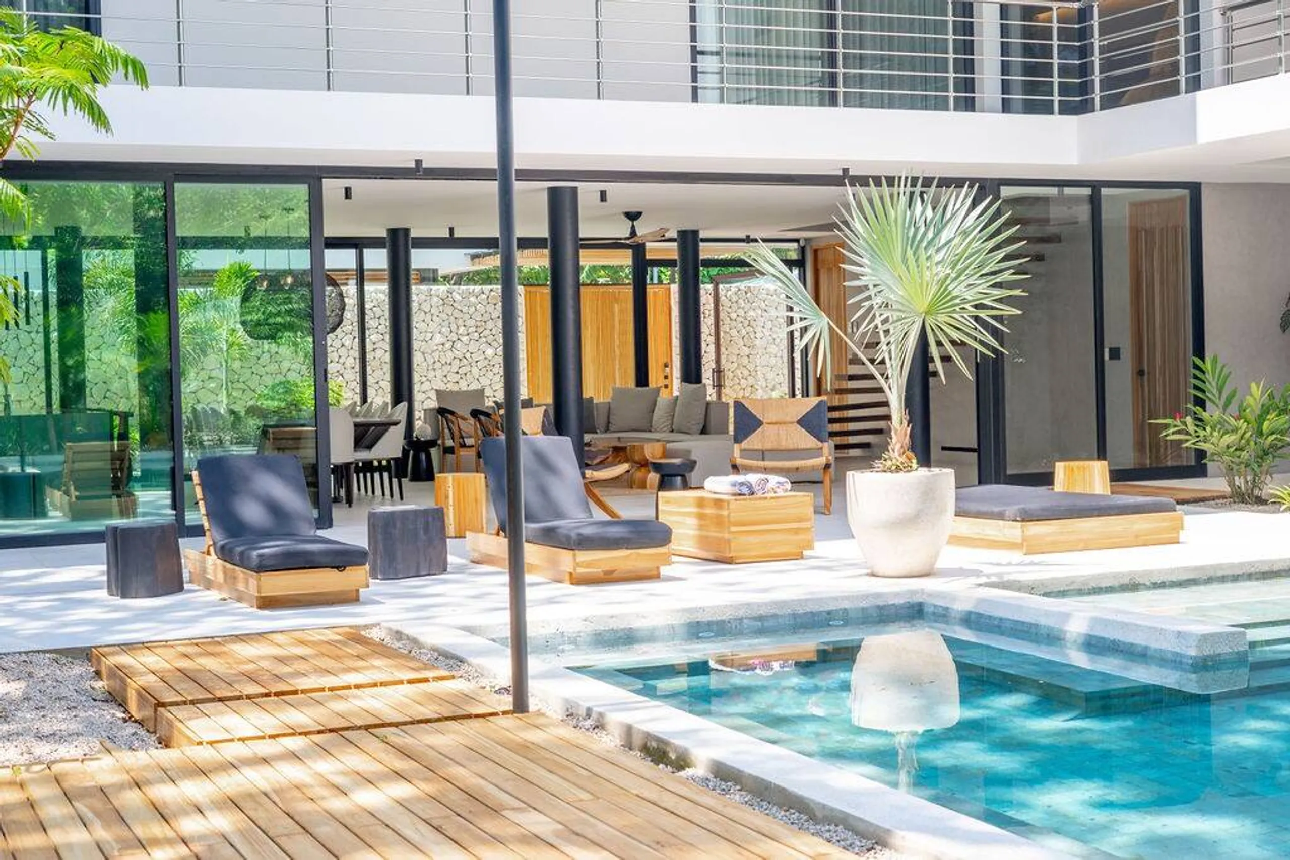 Captivating Modern Sanctuary with Invigorating Pool — photograph 5