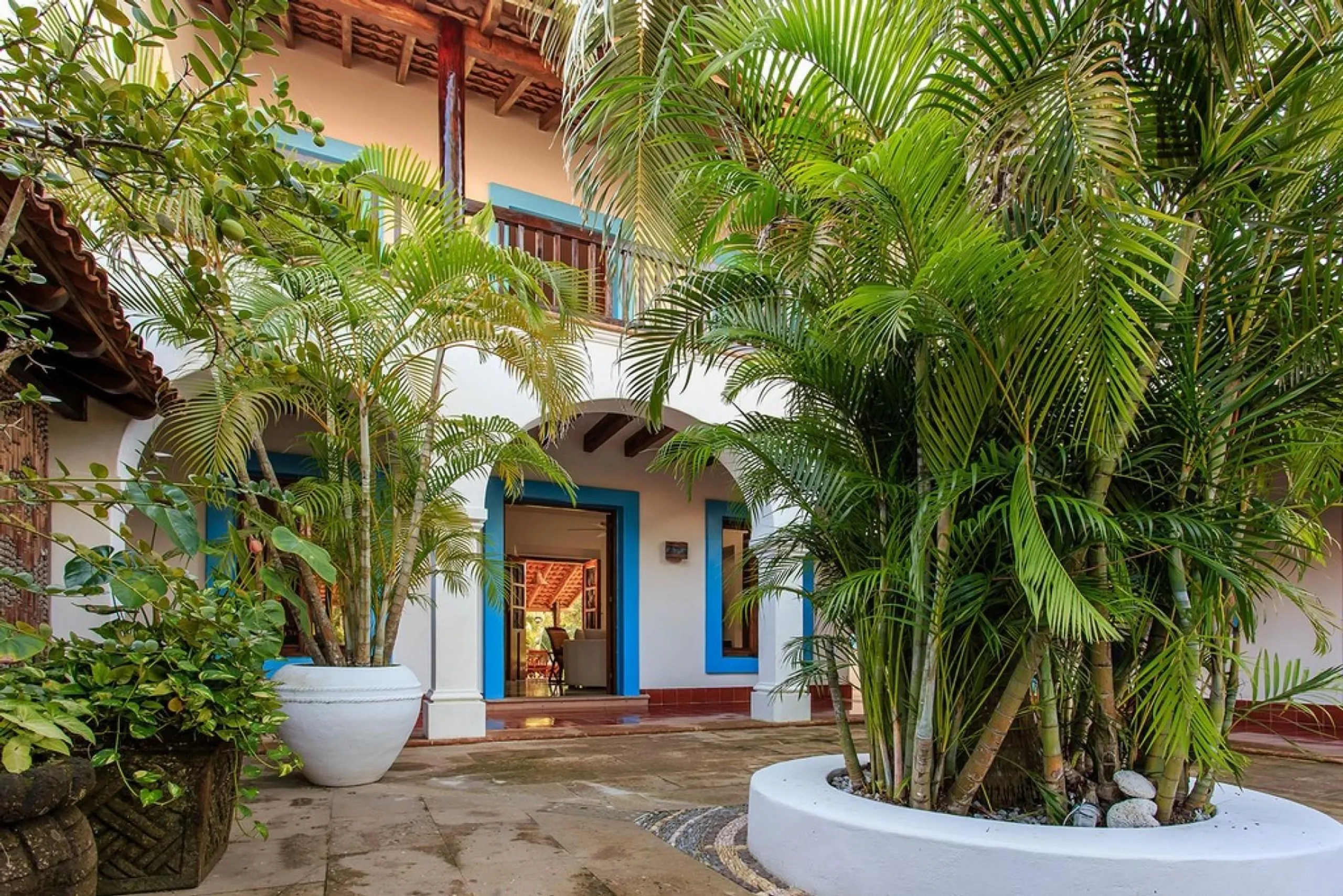 Majestic Colonial-Style Luxe Villa with Private Pool and Steps to the Beach — photograph 3