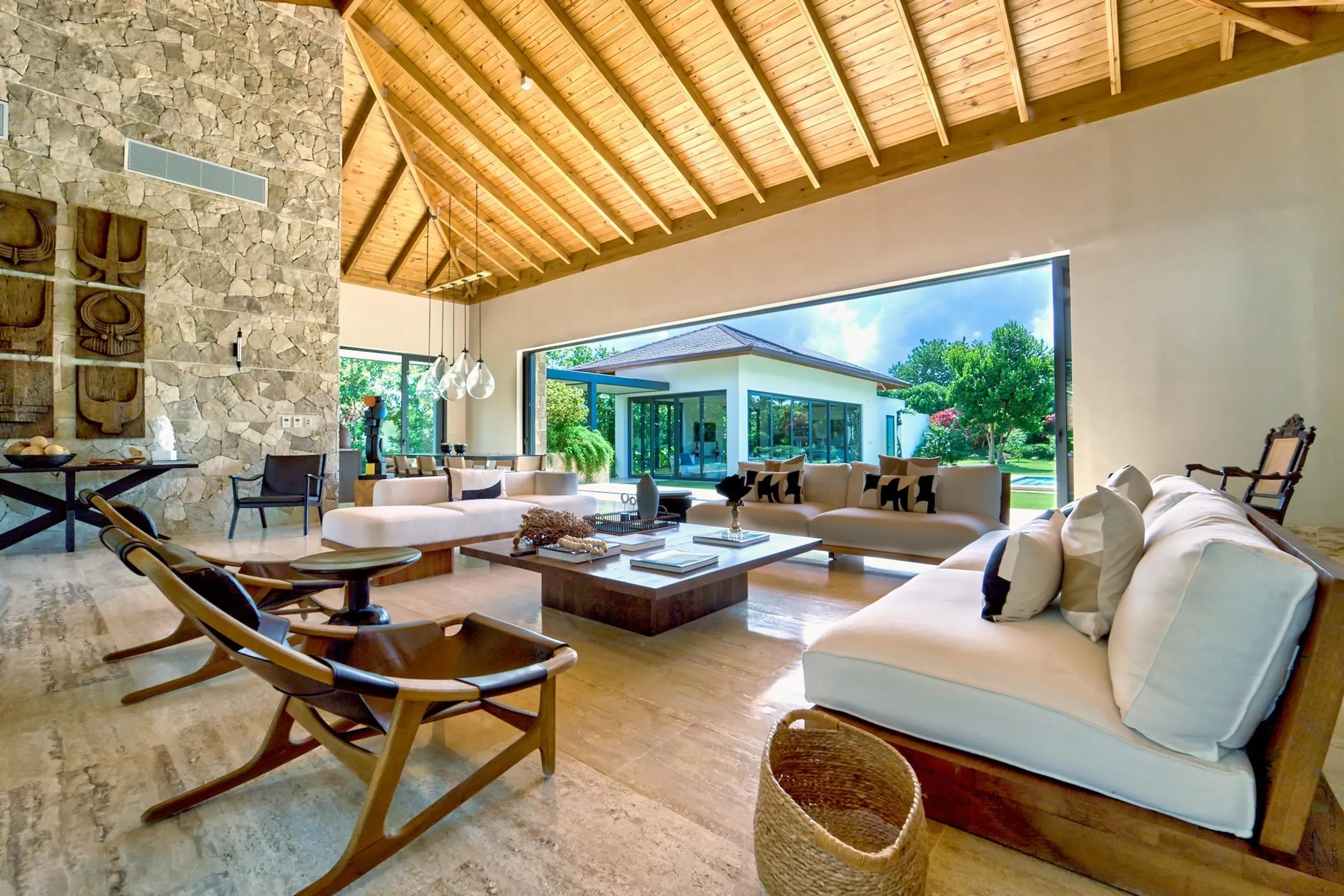 Refreshing Modern Villa with Private Pool and Golf Course Nearby — photograph 3