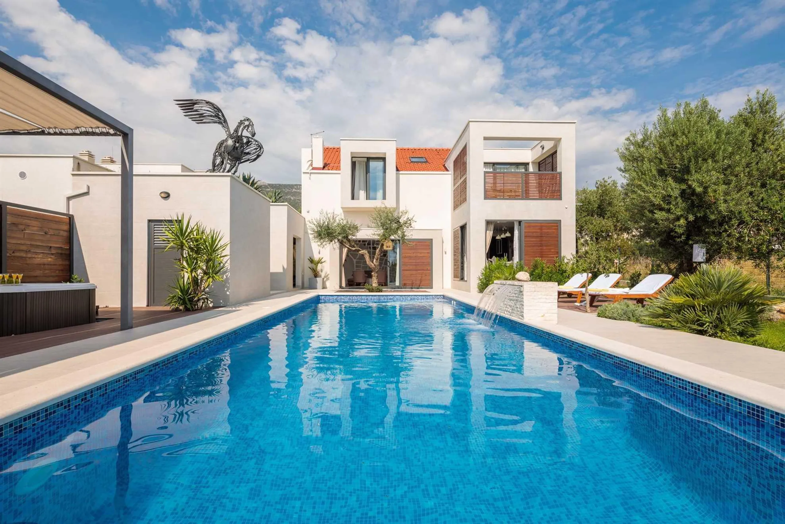 Gleaming Newly Built Villa with Private Pool, and near Split's UNESCO Heritage Sites — photograph 3