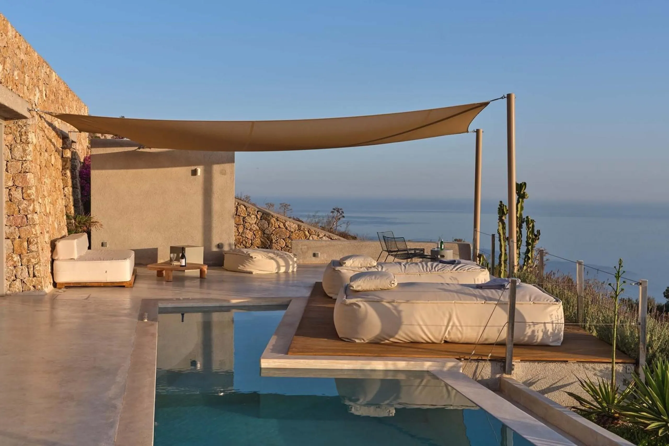 Sumptuous Sanctuary Villa with Private Infinity Heated Pool and View of The Peninsula of Akrotiri — photograph 10