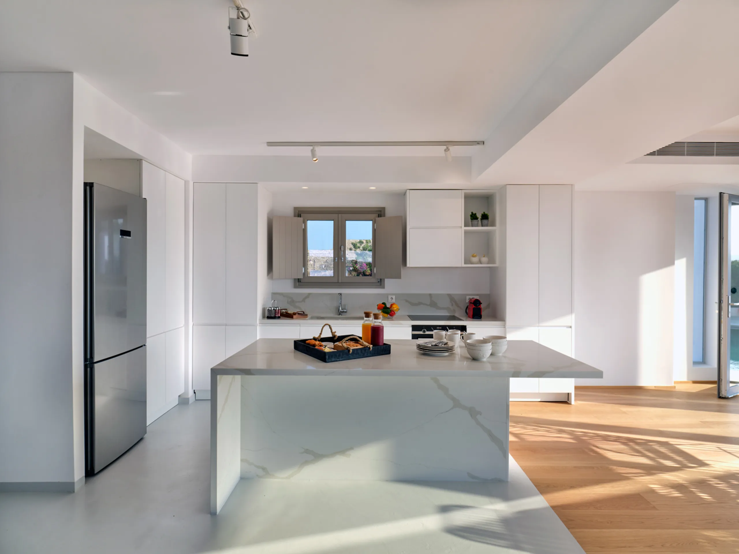 Deluxe Three-Level Villa with Private Pool, Terrace and Overlooking Sea Views — photograph 11