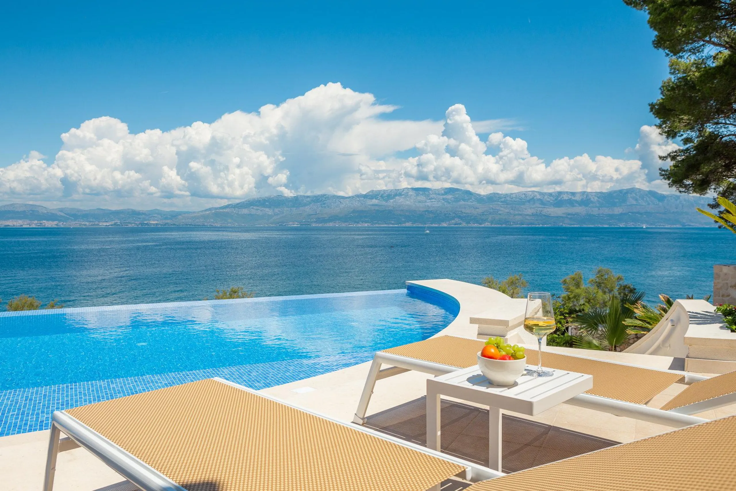 Magnificent Beachfront Villa with Infinity Pool on Brac Island — photograph 9