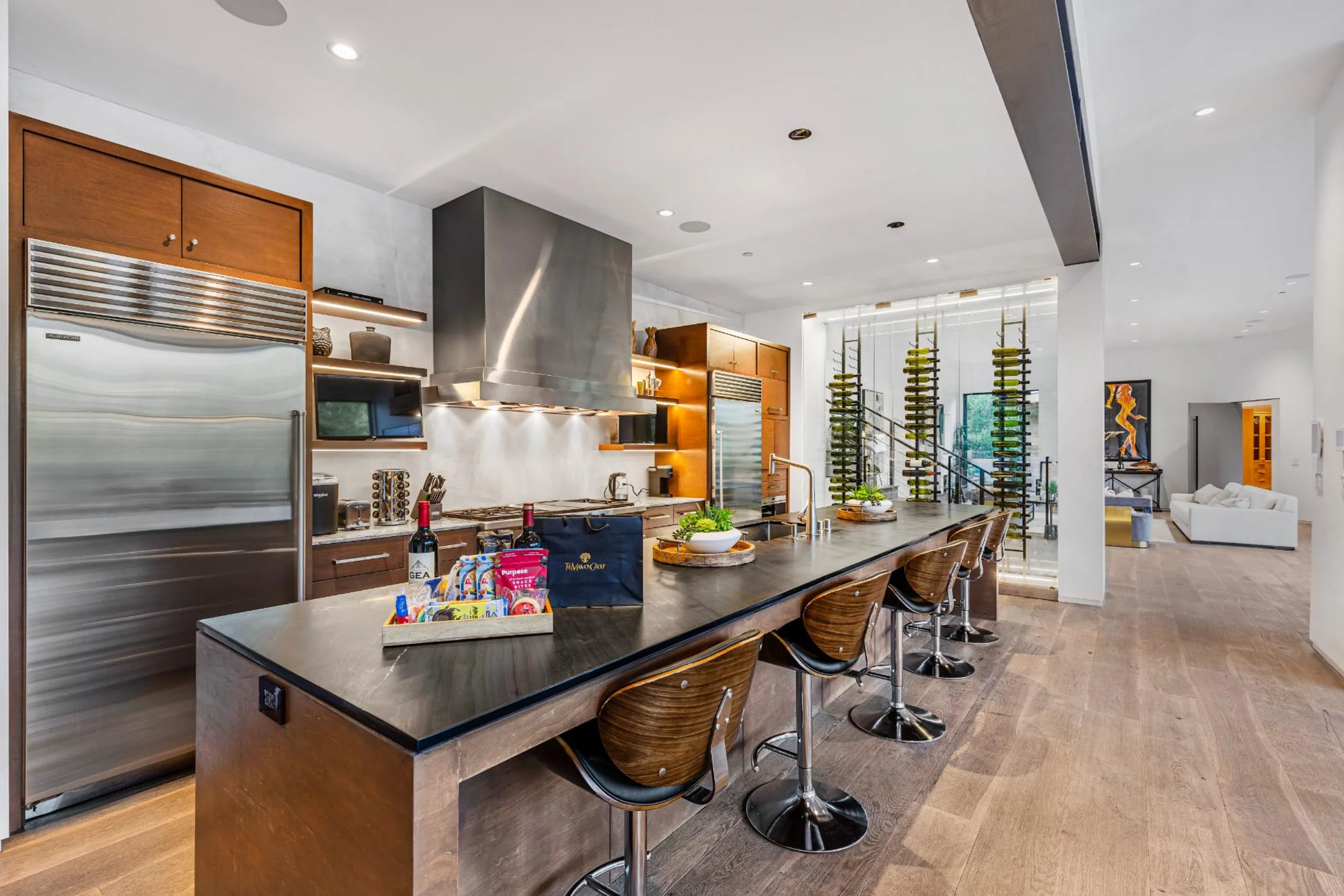 Gorgeous Beverly Hillside Retreat with Infinity Pool and Views — photograph 9