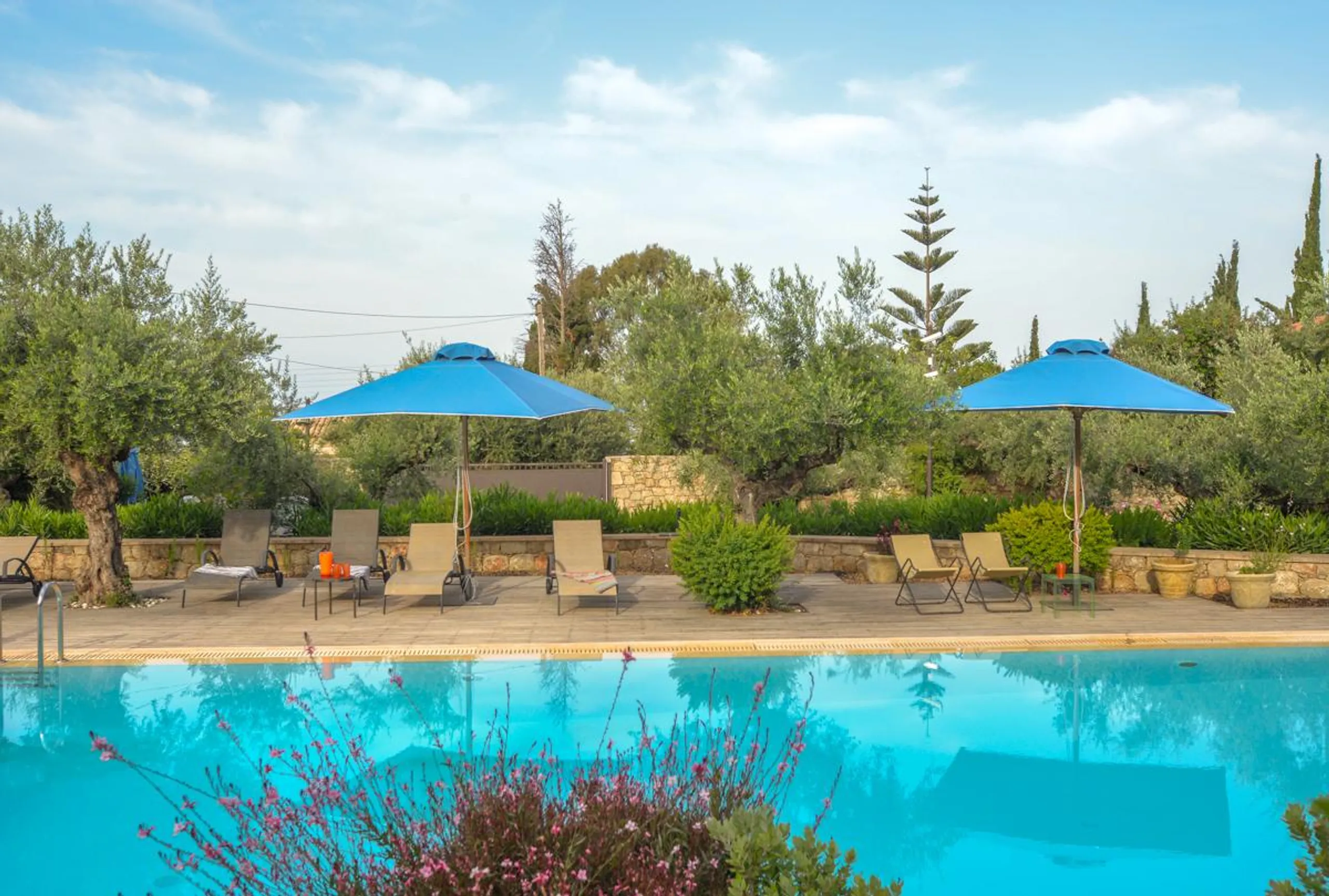 Exquisite 5-Bedroom Villa with Private Pool and Stunning Mediterranean Views — photograph 3