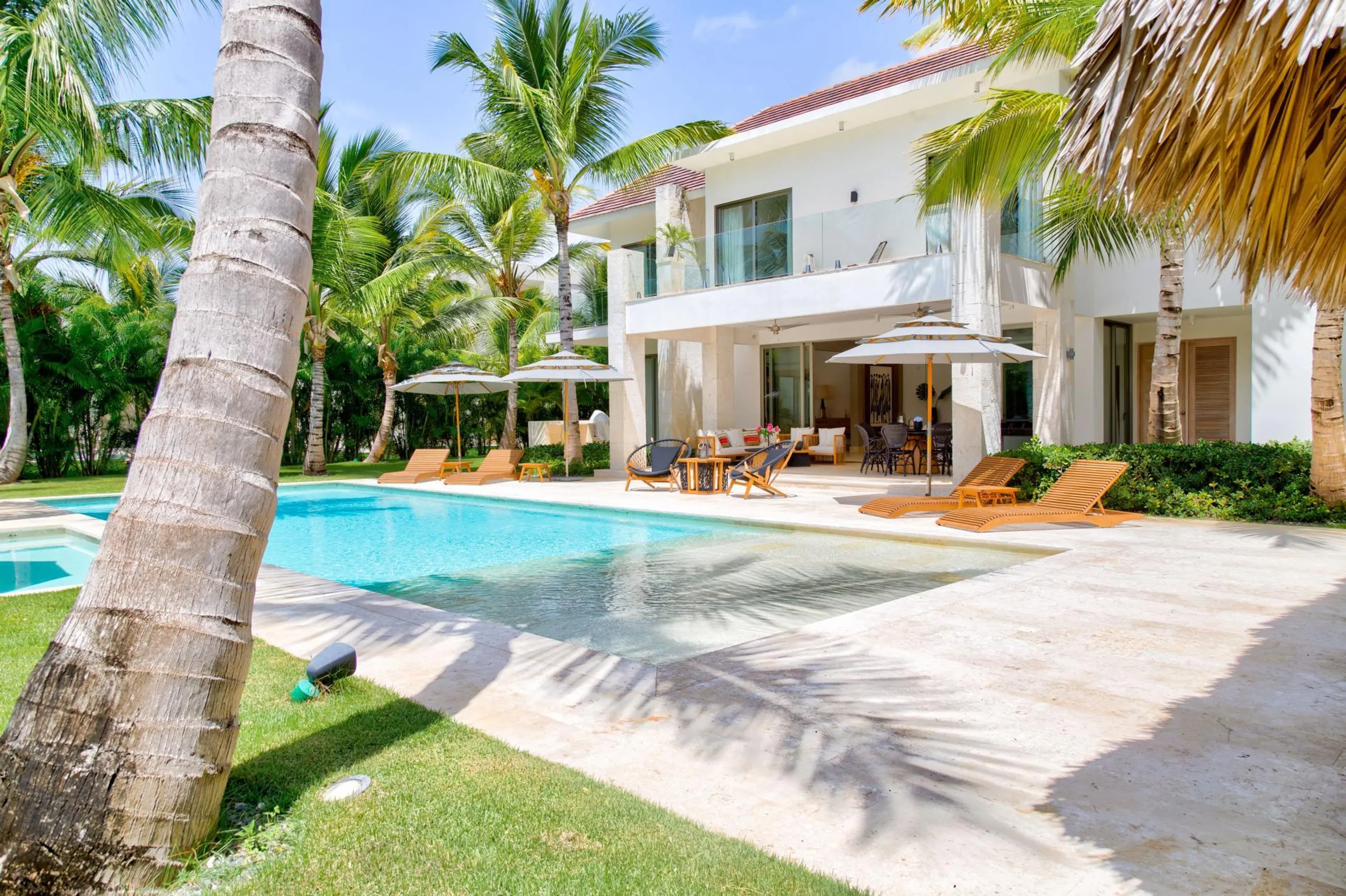 Tranquil 5-Bedroom Villa with Private Pool, Jacuzzi, and Golf Access — photograph 7
