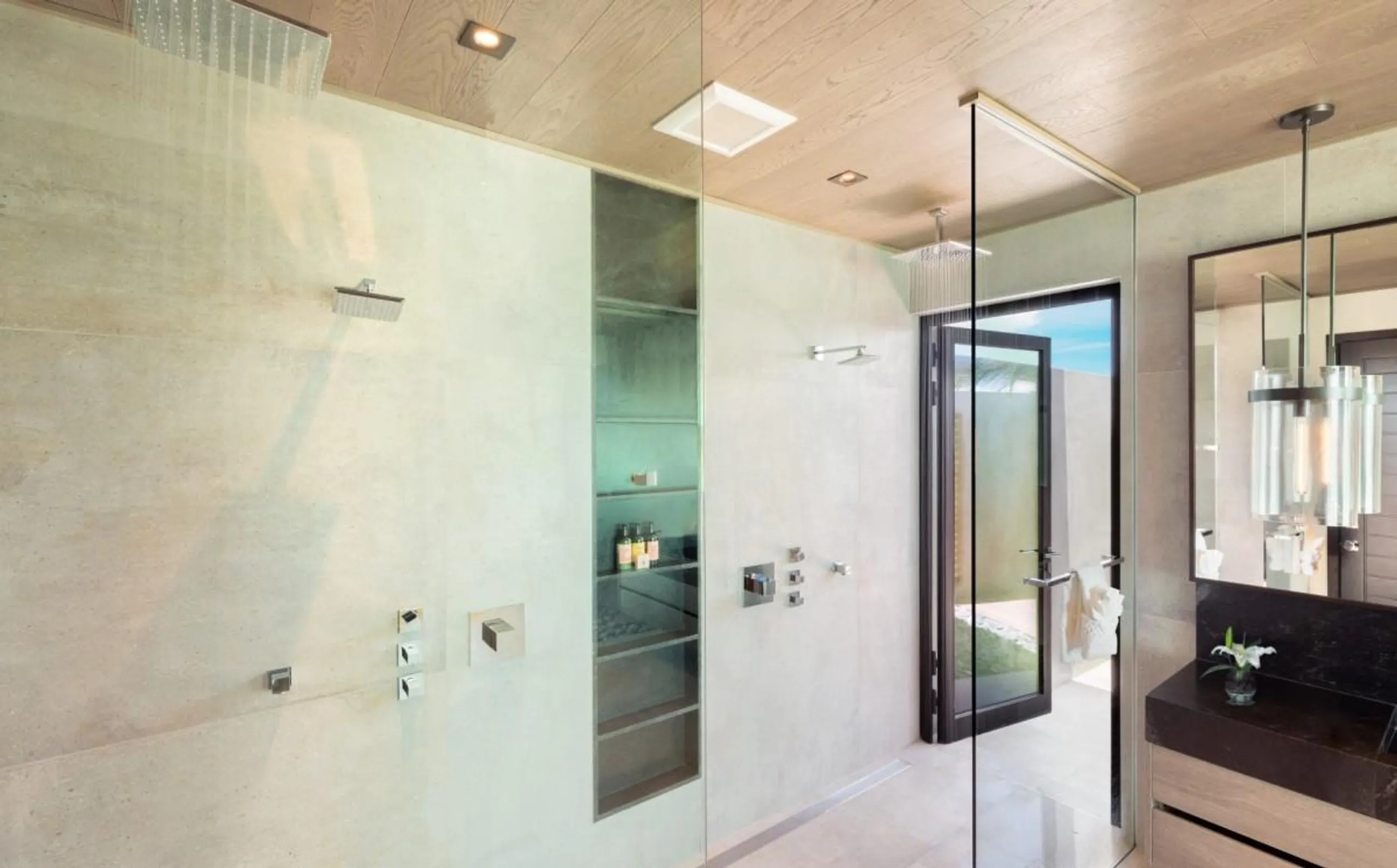 Private Contemporary Estate with Infinity Pool and Panoramic Ocean Views — photograph 10