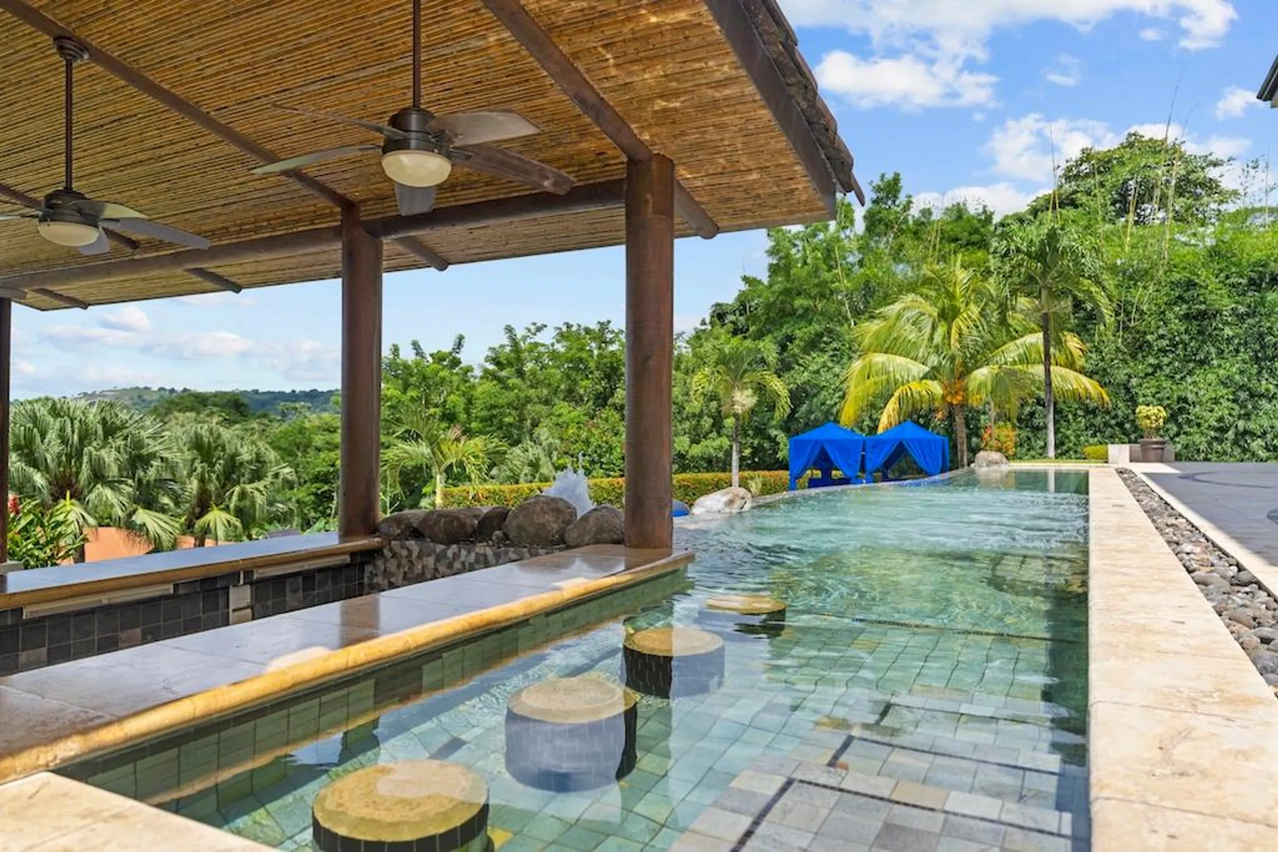 Premier Luxury Villa with Private Pool, Spa and Lush Surroundings — photograph 2