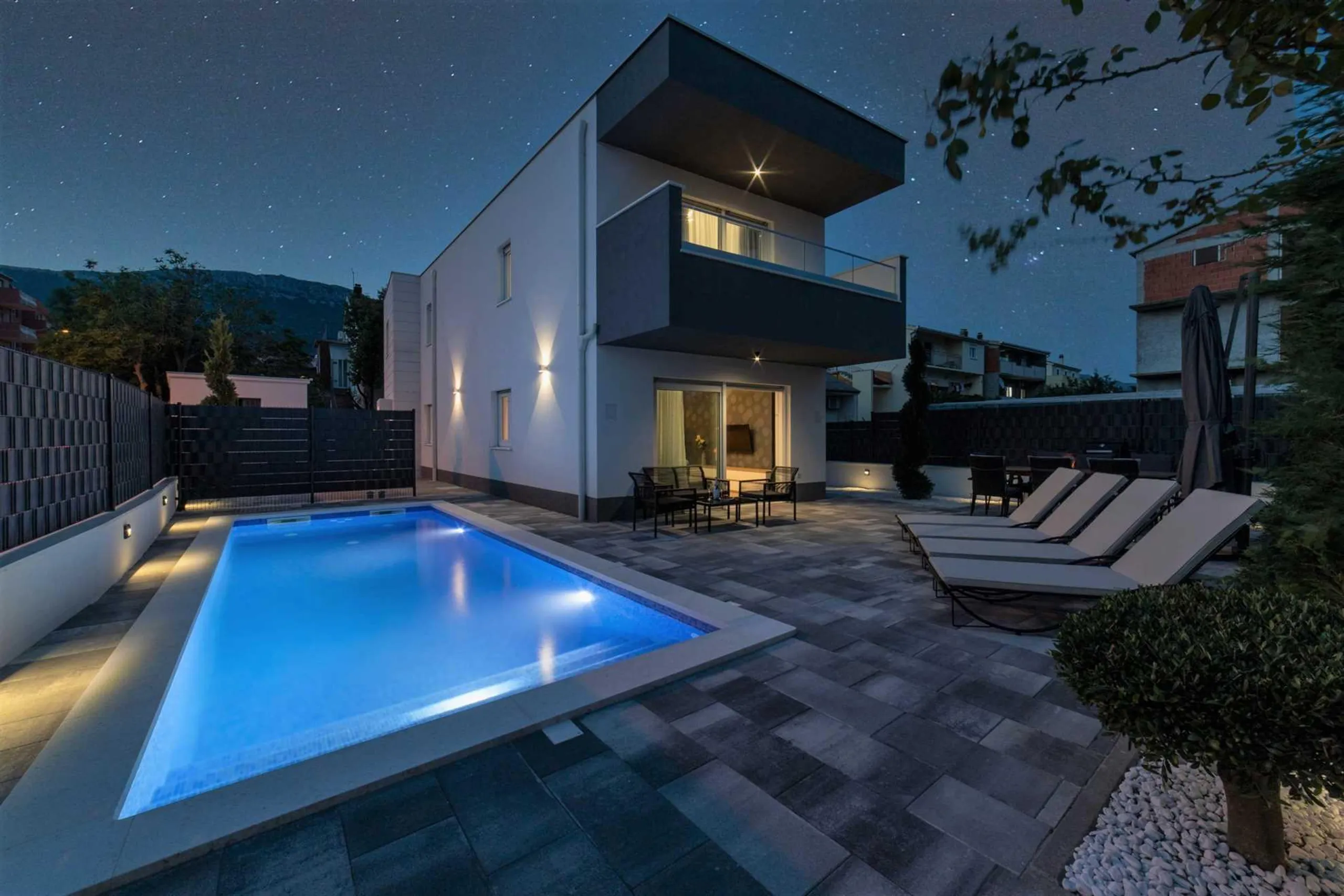Princely 3BR Modern Villa with Heated Pool, Kastel