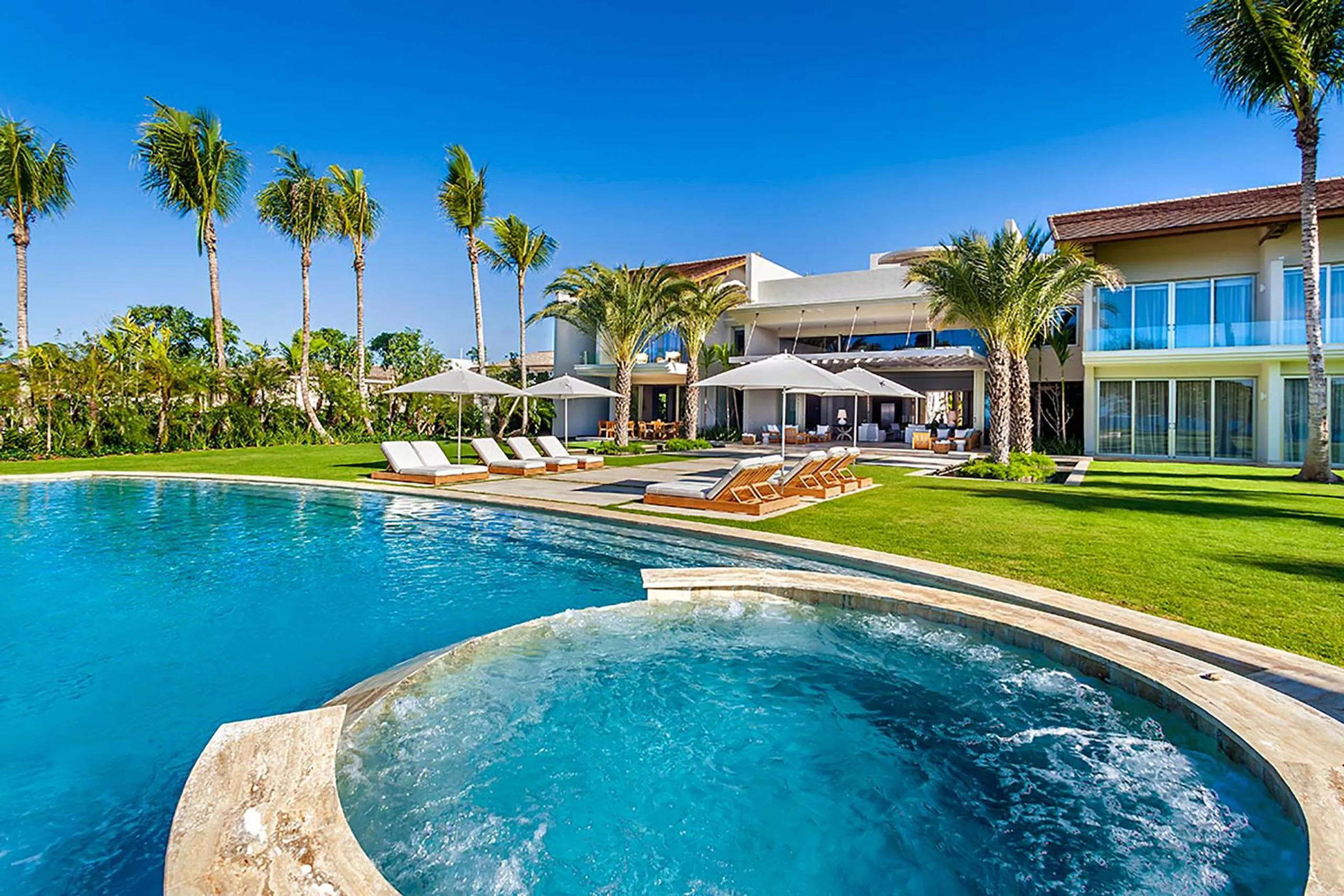 Splendorous Oceanfront Estate with Reflective Pools and Tropical Surroundings — photograph 4