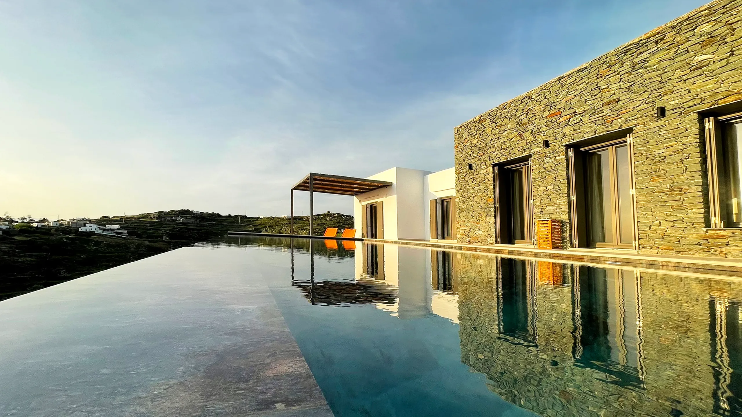 Luxurious Sifnos Getaway with Infinity Pools and Overlooking Vistas — photograph 8