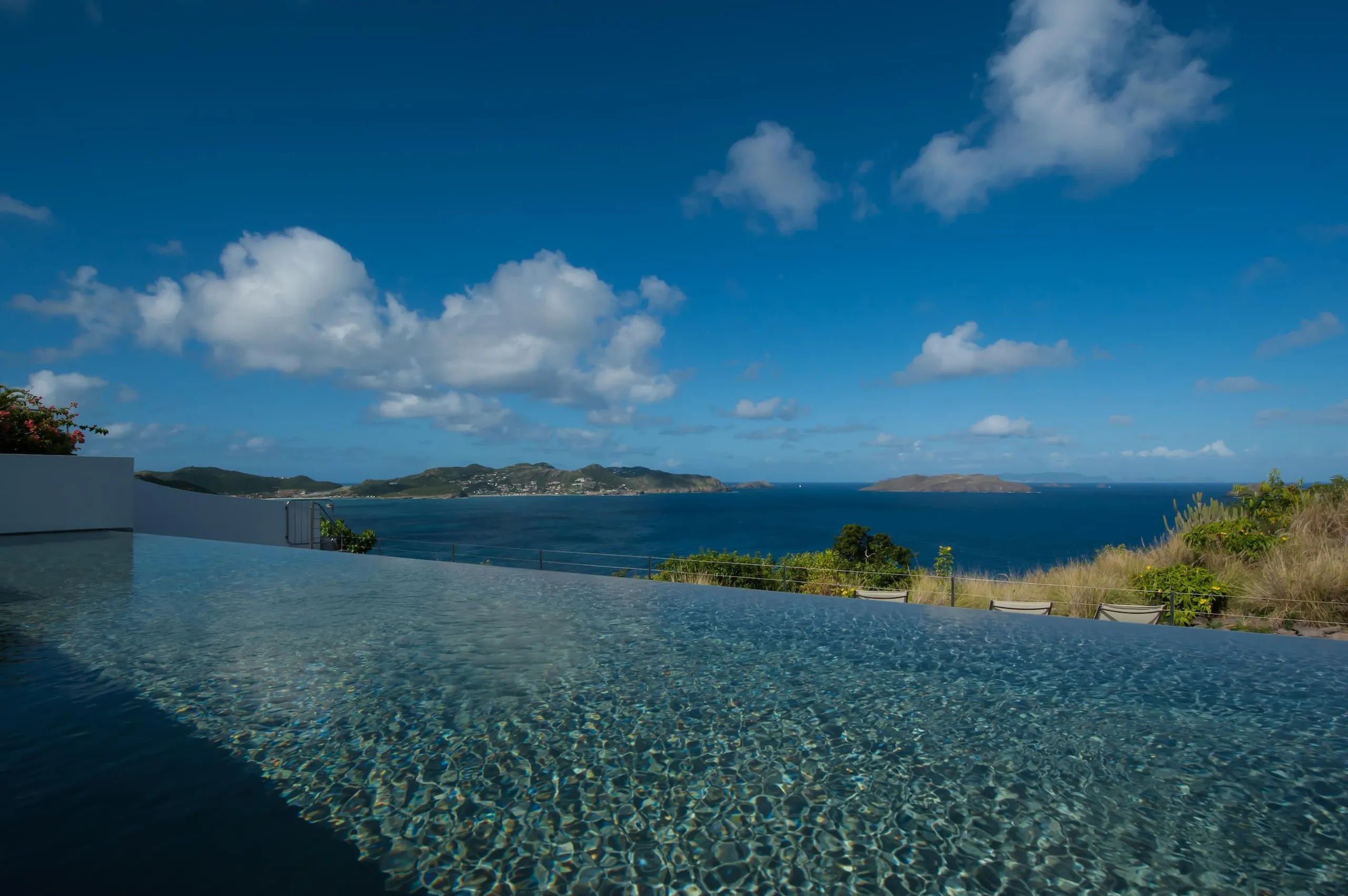 Shimmering Caribbean Villa with Infinity Pool and Ocean Views — photograph 2