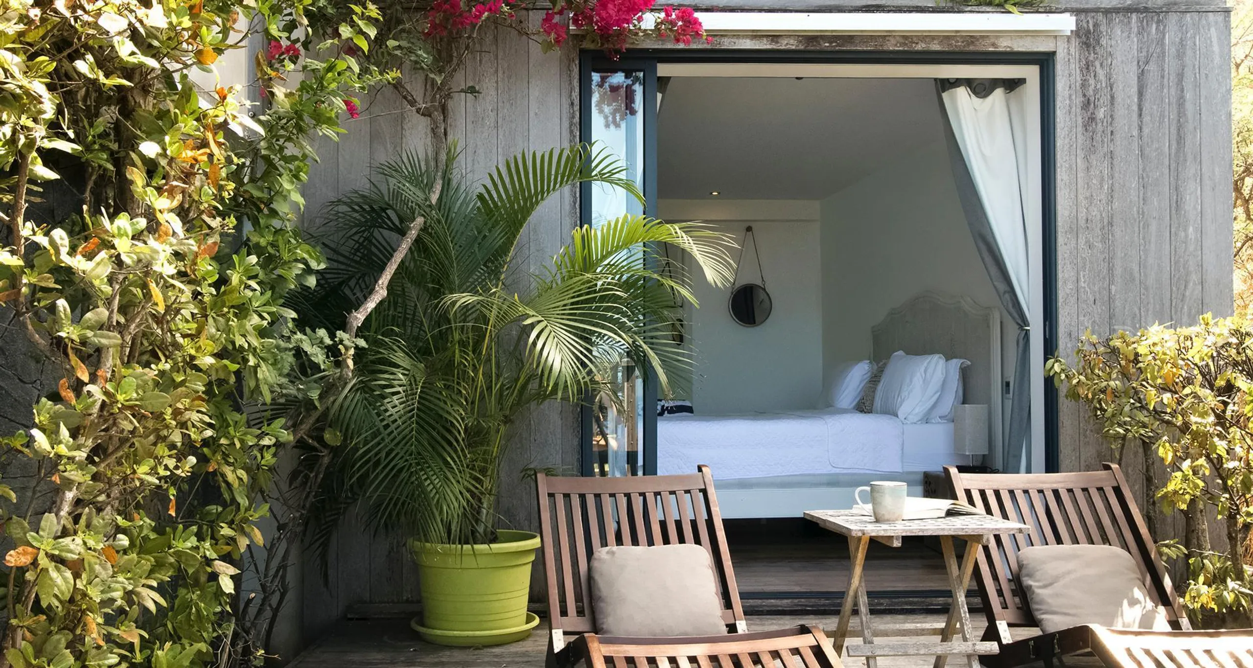 Superb Seaside Villa with Private Pool and Patio Dining — photograph 11