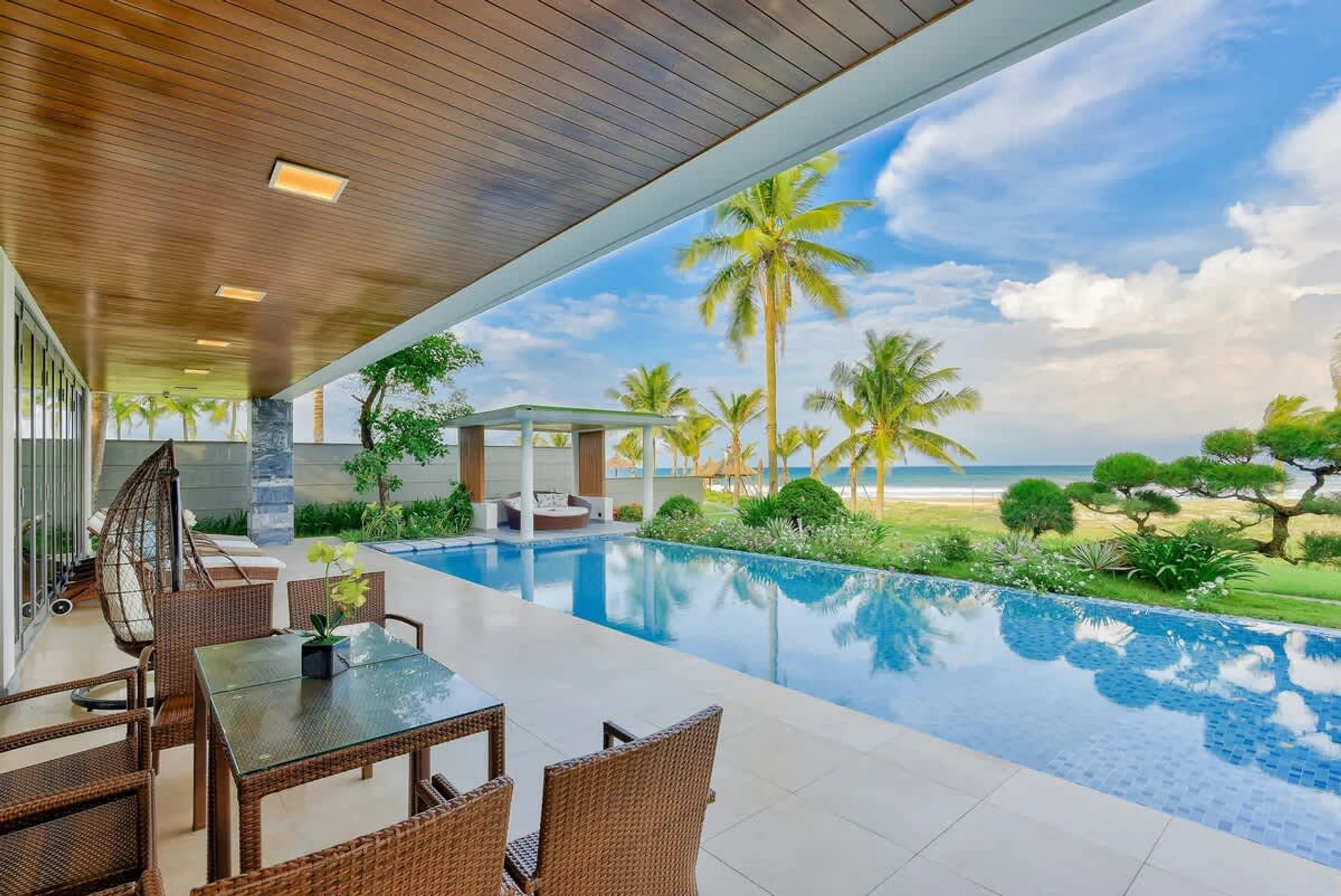 Top-of-the-line Beachfront Villa with Infinity Pool and  World-Class Golf Courses Nearby — photograph 4