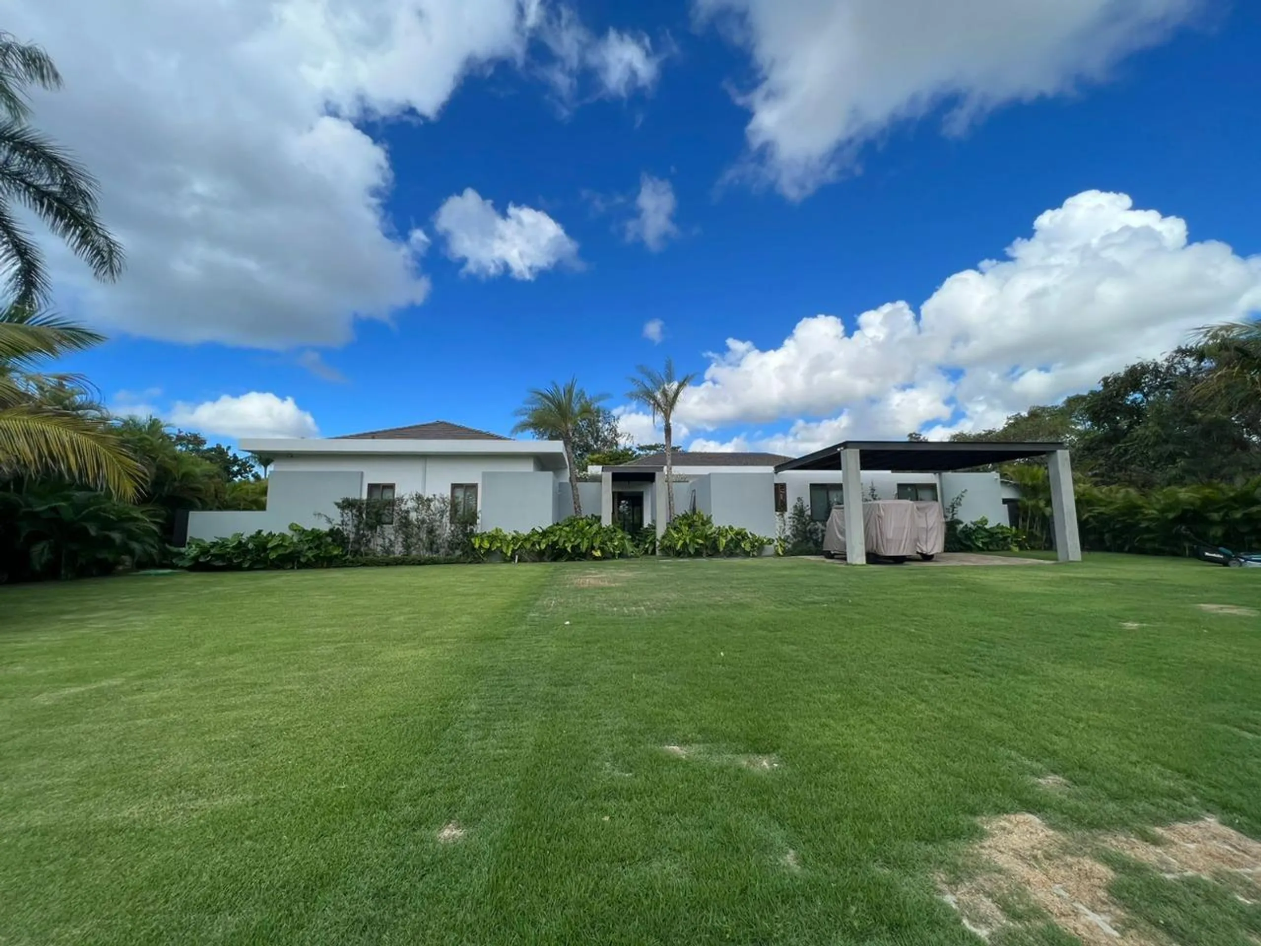 Captivating Villa with Private Pool and  Golf Course Views — photograph 5