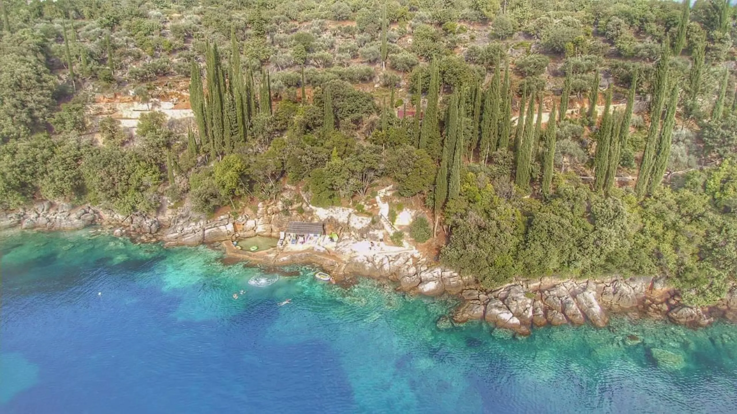 Lavish Rustic Villa with Infinity Pool and Stunning Sea Views — photograph 9